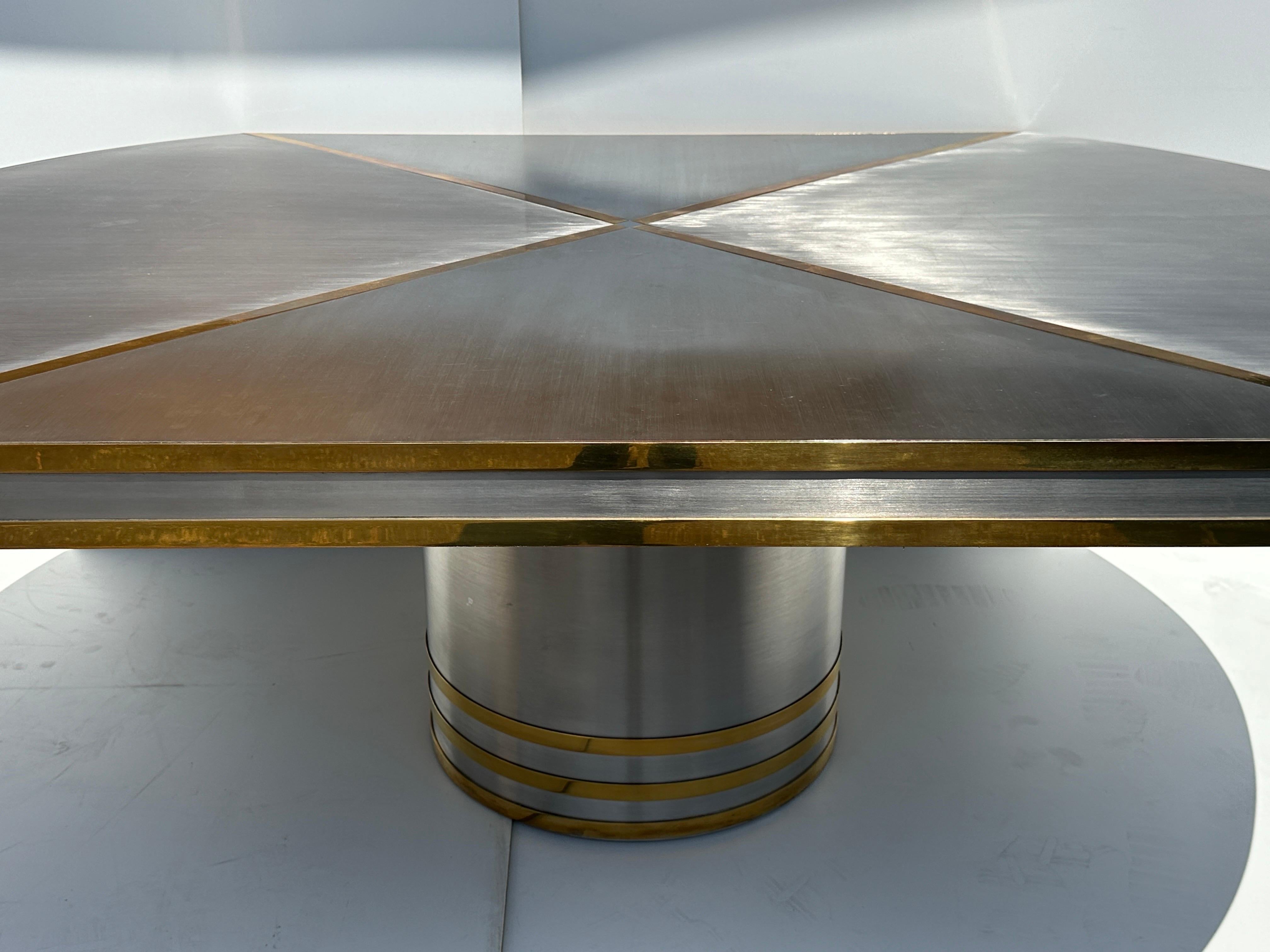 Table de salle à manger en acier inoxydable et laiton Bon état - En vente à North Hollywood, CA