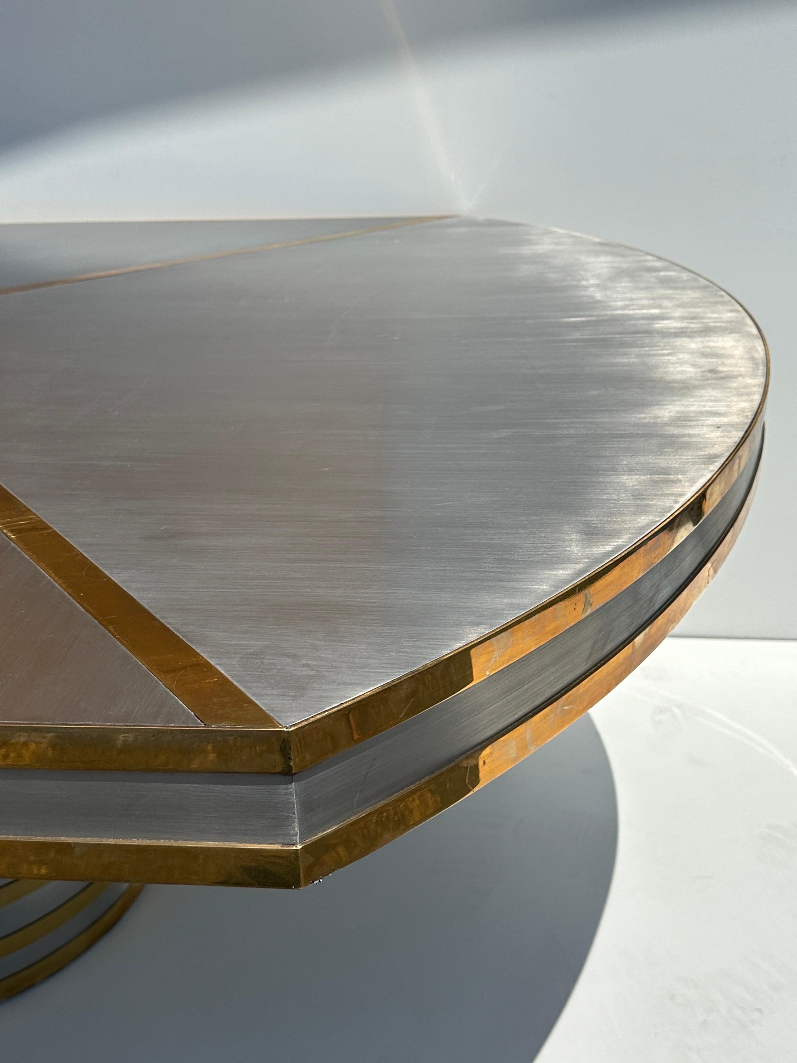 Laiton Table de salle à manger en acier inoxydable et laiton en vente
