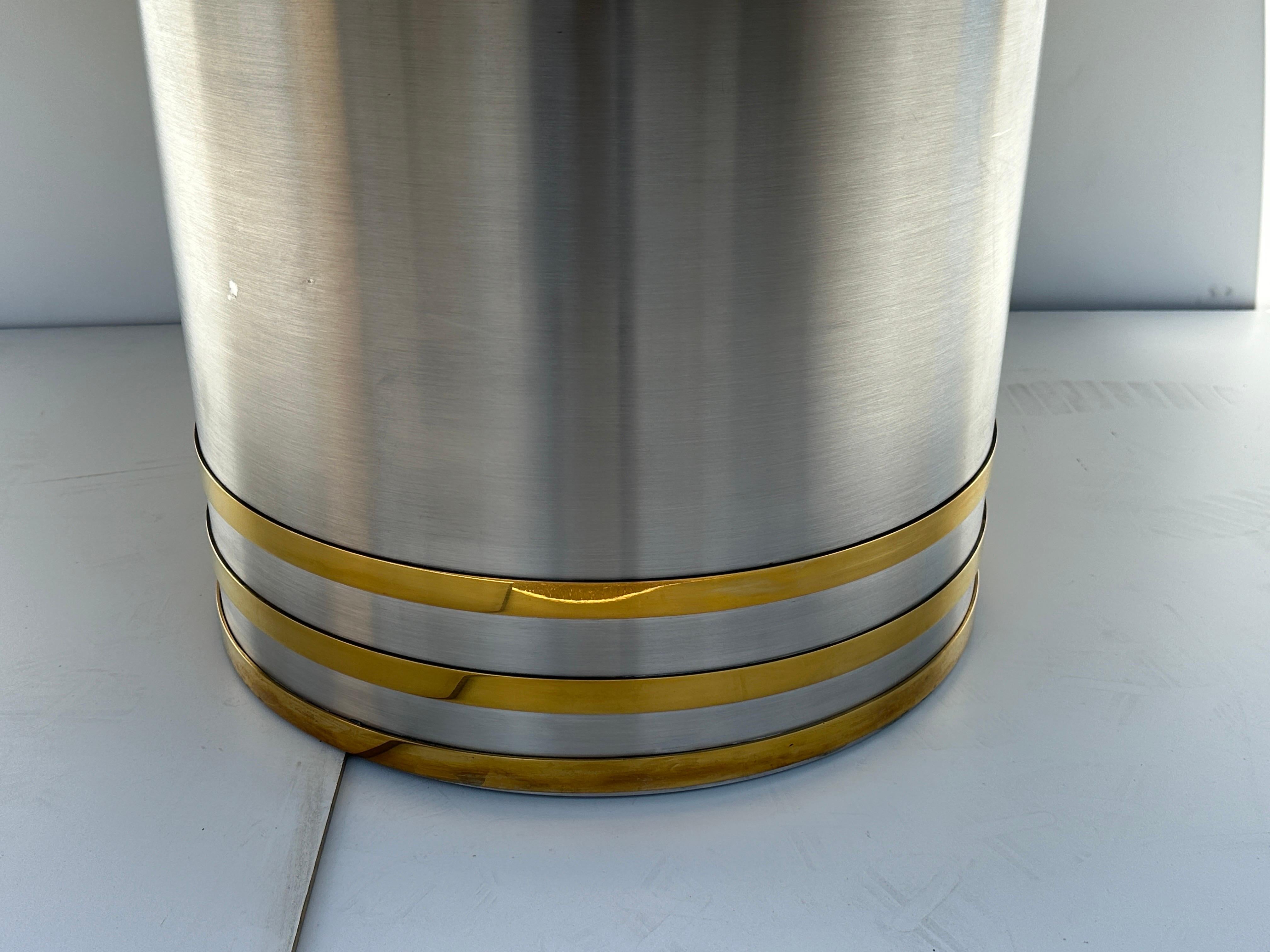 Table de salle à manger en acier inoxydable et laiton en vente 2
