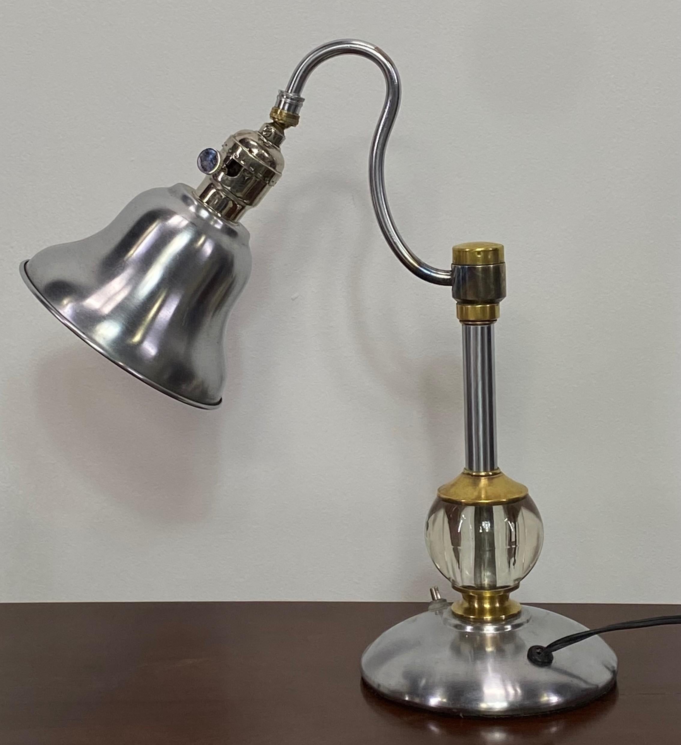 Lámpara de mesa de acero inoxidable y latón, mediados de siglo americano Estadounidense en venta