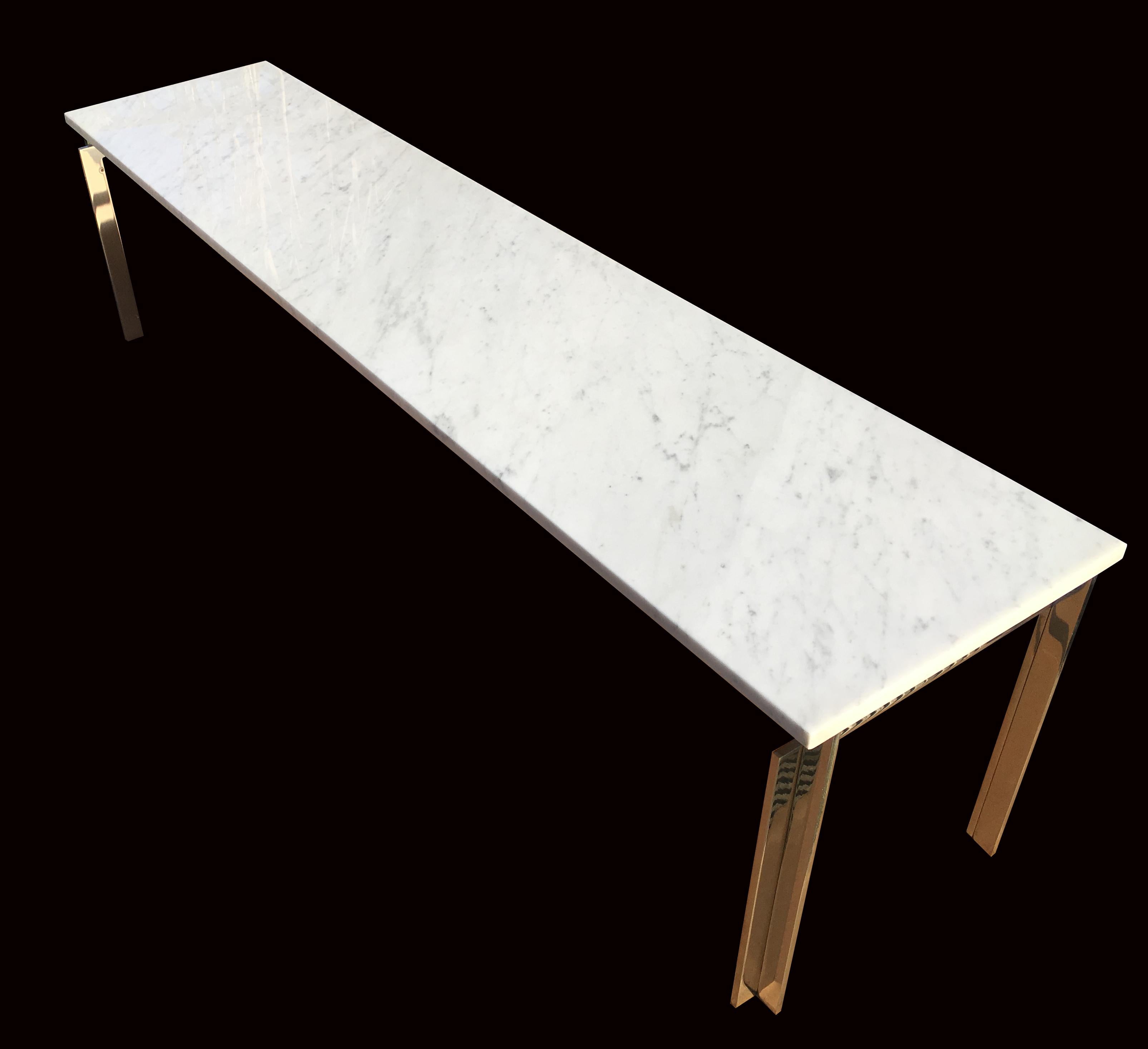 Diese Tische sind Teil unseres neuen, maßgeschneiderten Service.
Bitte beachten Sie, dass die Farbe der Metallteile hell silber ist, da sie auf einigen Fotos leicht gold aussehen!

Sie werden aus hochglanzpoliertem, massivem Edelstahl