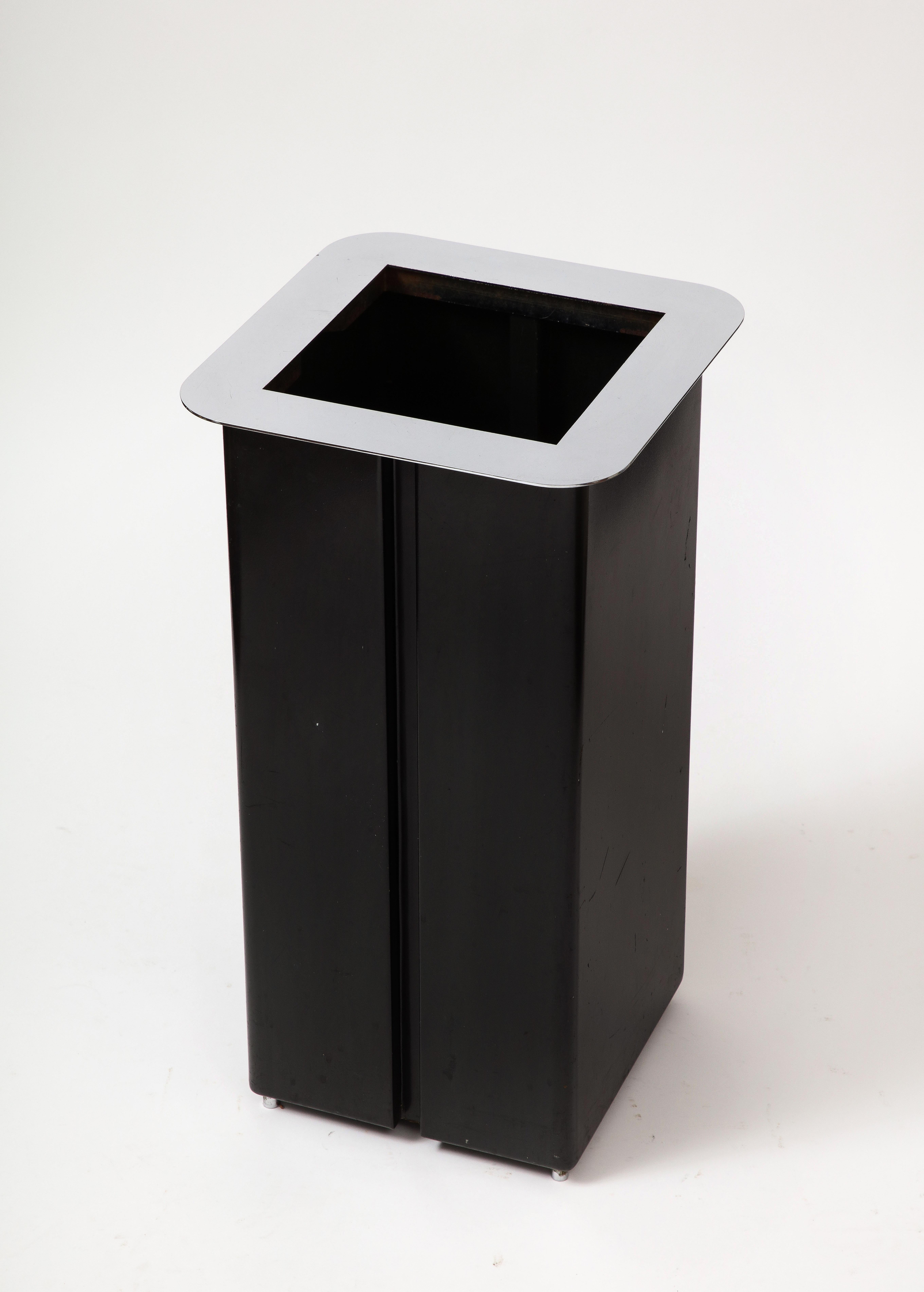 Italiano Portaombrelli in acciaio inossidabile e acciaio scurito, Italia, c.C. 1960 in vendita