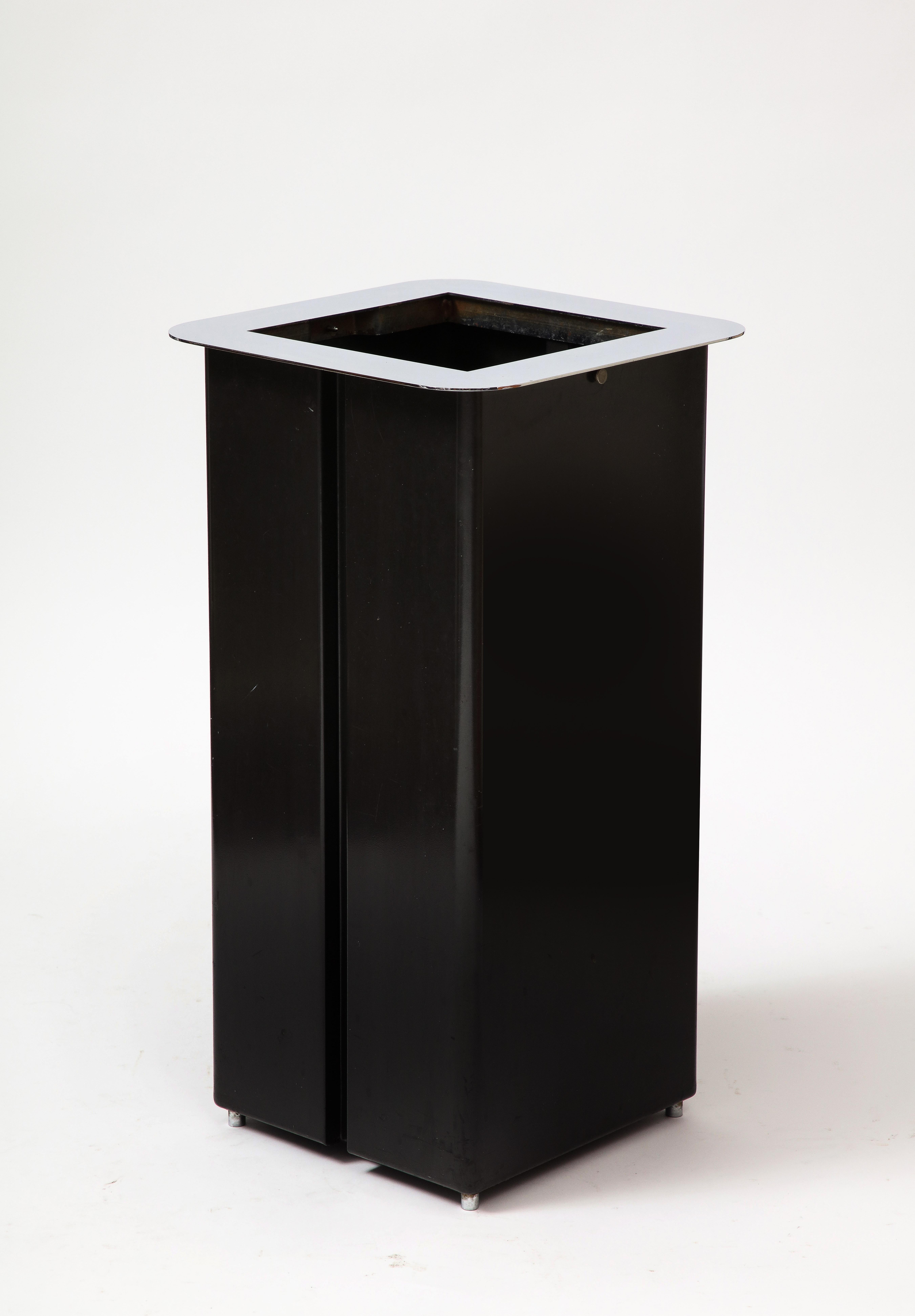 Portaombrelli in acciaio inossidabile e acciaio scurito, Italia, c.C. 1960 in vendita 1