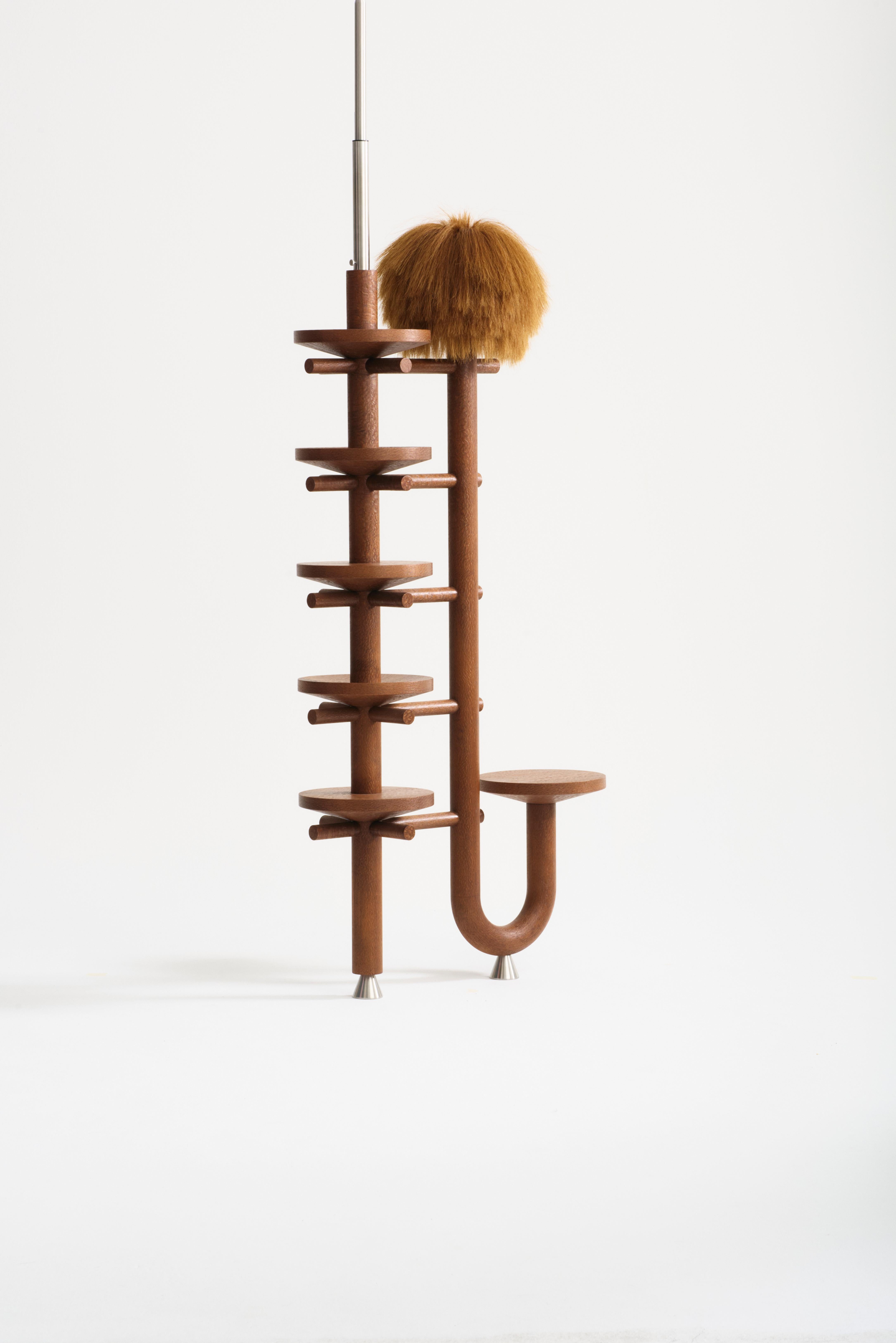 Totem in acciaio inossidabile e pelo di cavallo di Studio A Lugo
Dimensioni: L. 94,5 x P. 35 x H. 220-400 cm
Materiali: Impiallacciatura di albero di Roupala/piallaccio brasiliano, acciaio inossidabile, pelo di cavallo.
Finitura: Vernice