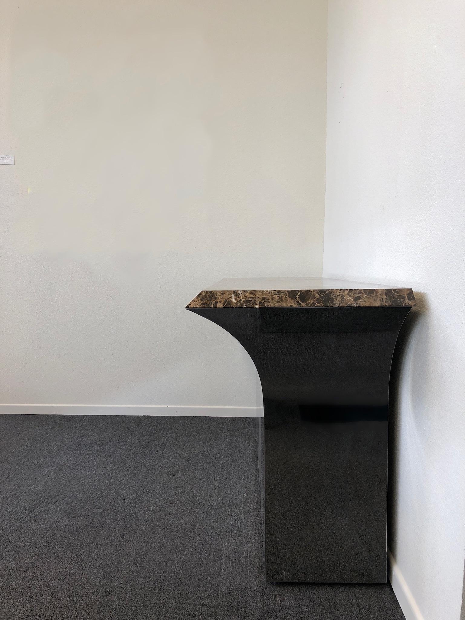 Moderne Console en acier inoxydable et marbre de Sally Sirkin Lewis