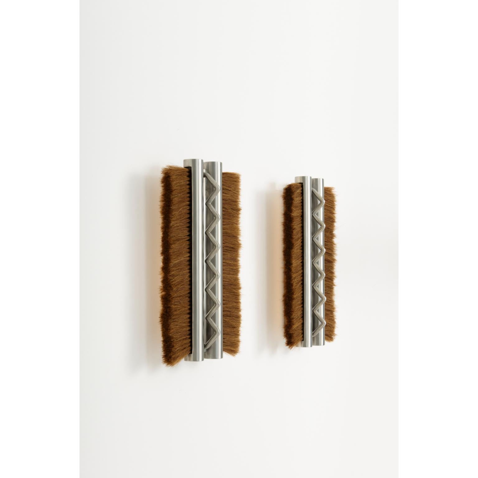 Atmosphärische Wandleuchte aus Edelstahl von Studio Lugo
Abmessungen: B 36 x T 15,7 x H 60 cm
MATERIALIEN: Rostfreier Stahl, Pferdehaar.
Endbearbeitung: Mattlackierung.
Gewicht: 10 kg.

Alle unsere Lampen können je nach Land verkabelt werden. Wenn
