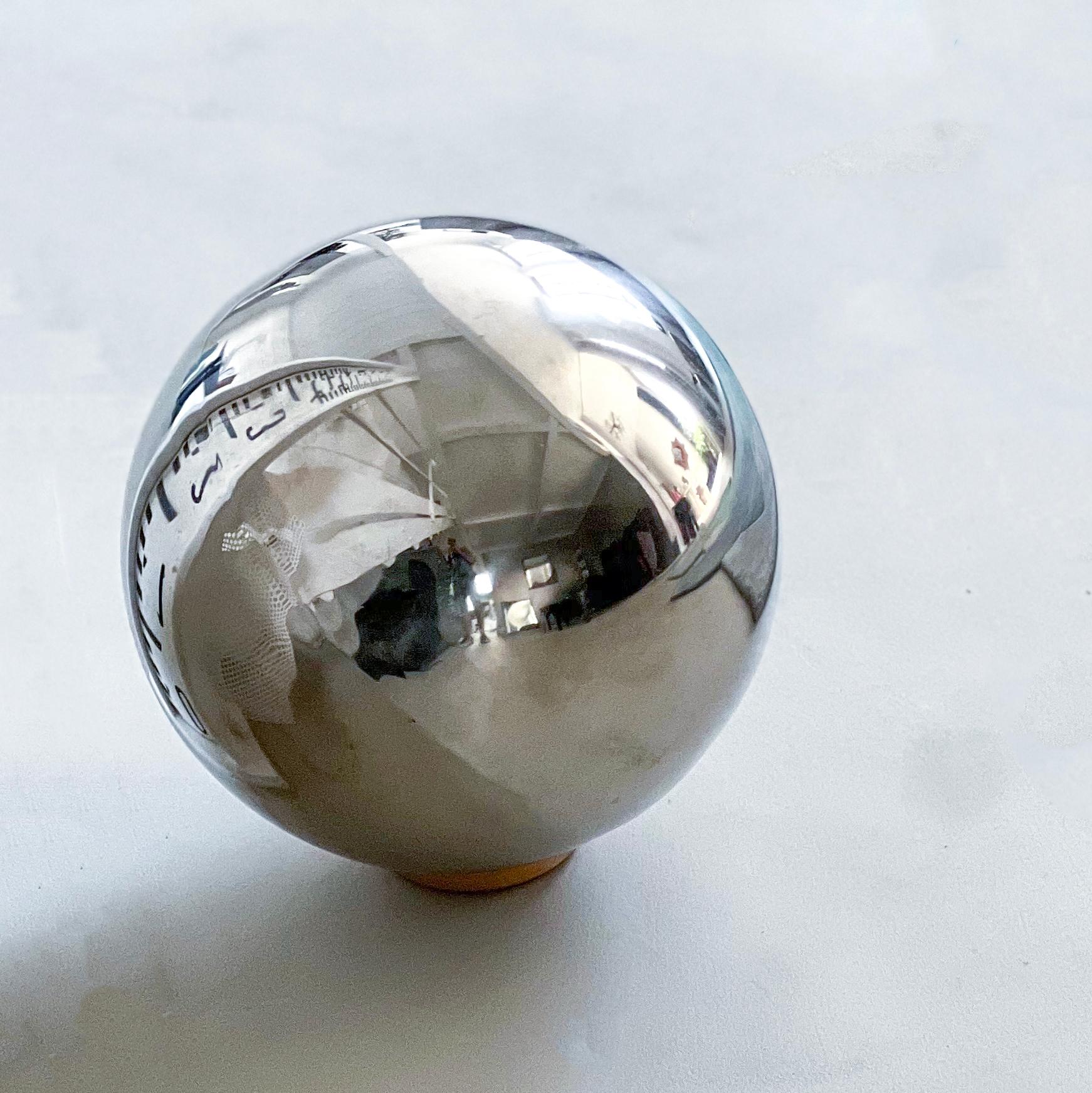 Scultura decorativa in acciaio - Sfera d'acciaio lucidata a specchio - Decorazione Steel Age

Insolita, attraente e altamente decorativa scultura astratta degli anni '80 - una sfera in acciaio inossidabile, lucidata a specchio e completa di un