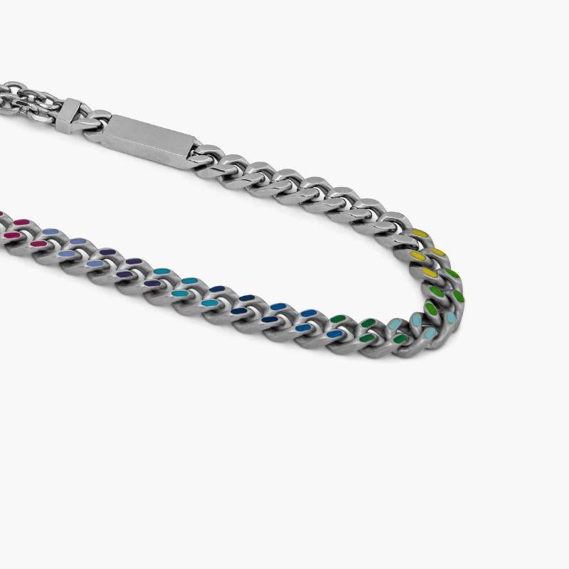 Catena Multi Halskette aus Edelstahl

Diese Halskette besteht aus einer Kombination verschiedener Ketten mit Gliedern, die von Hand mit einem Regenbogeneffekt bemalt wurden. Diese Kollektion mit dem Titel 