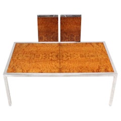 Table de conférence de salle à manger en bois de loupe d'ambre avec deux abattants, base en acier inoxydable chromé