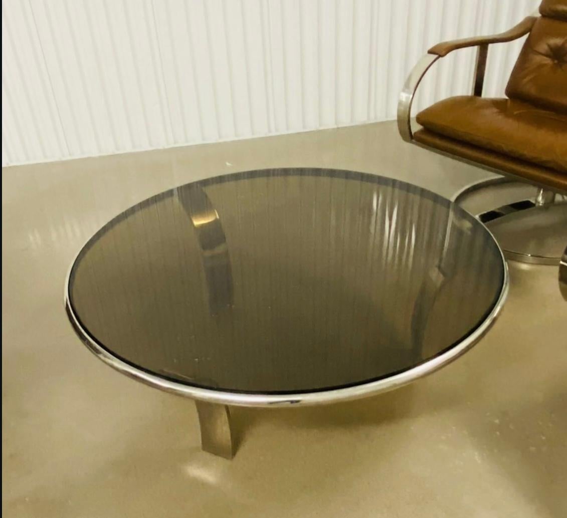 Edelstahl-Couchtisch von Steelcase
Entworfen von Gardner Leaver, 1970er Jahre
Schöner, gut konstruierter Couchtisch aus Edelstahl und Rauchglas! 
Die abgebildeten Stühle sind nicht verfügbar. 
 