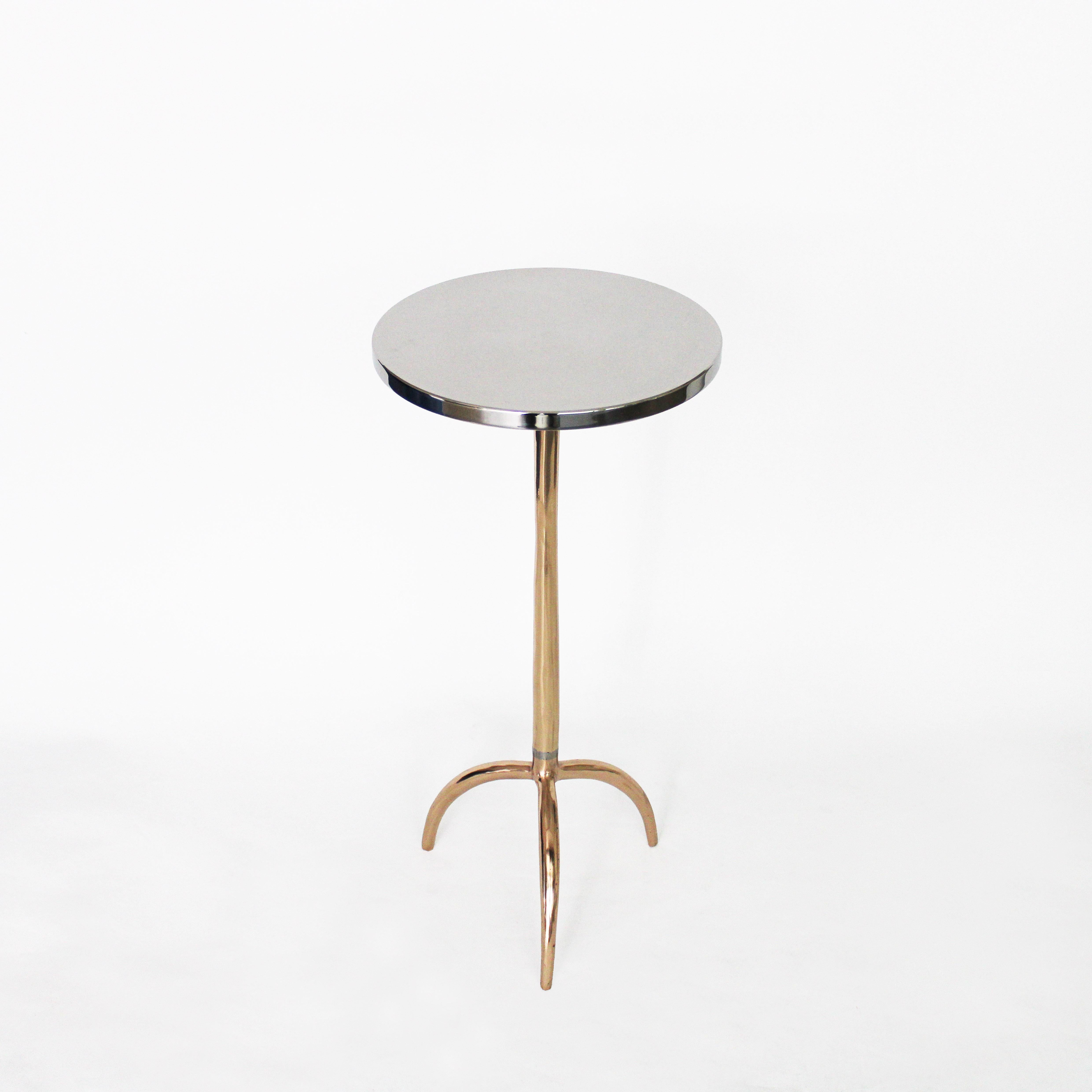 Tavolino Colla III in acciaio inossidabile di Studio Aunt
Dimensioni: D. A. 28 x H. 59 cm. 
Materiali: Bronzo, alluminio, acciaio inossidabile.

Studio Sunt è uno studio di design con sede a Istanbul che rinnova le tradizioni applicando