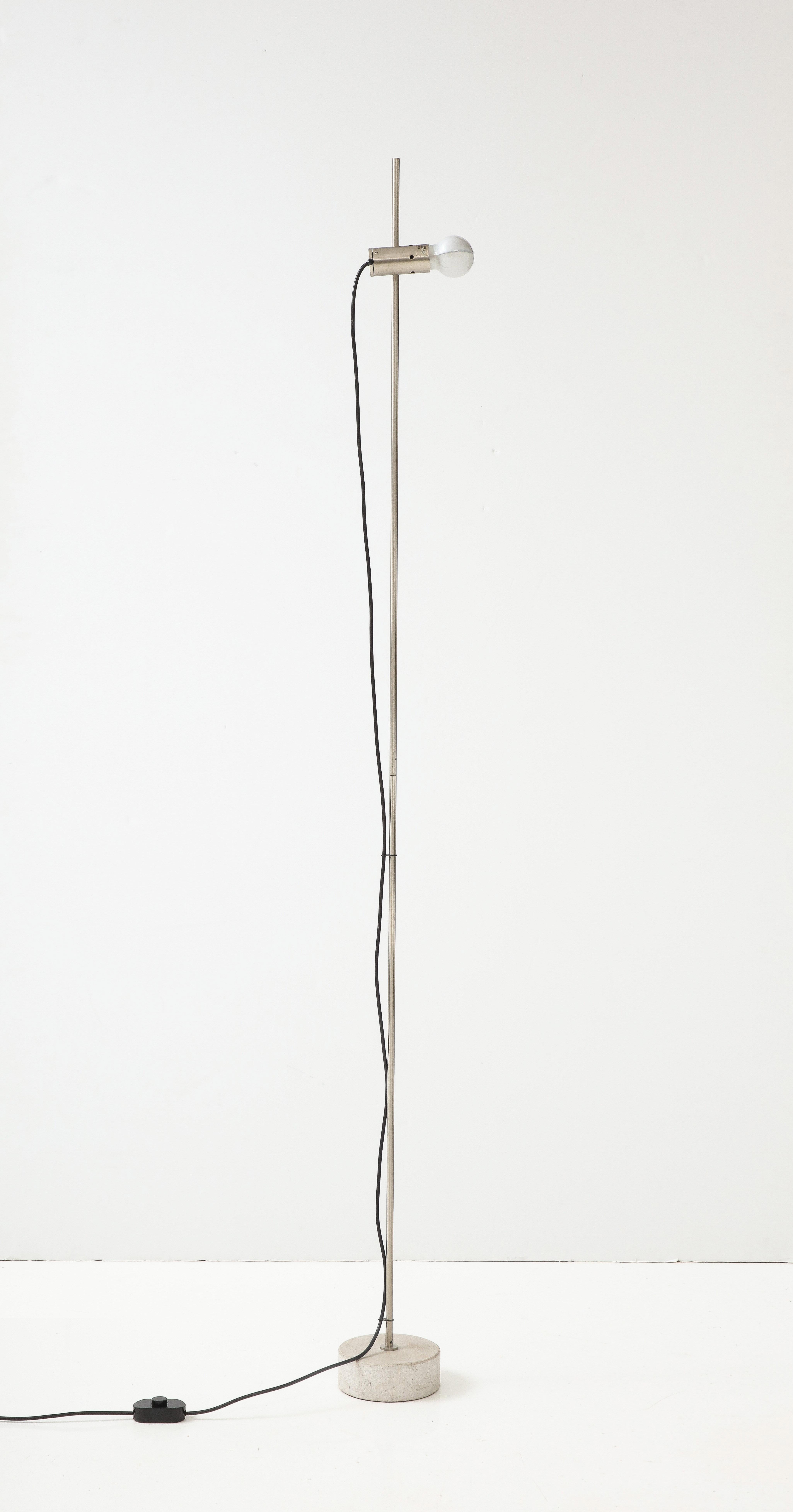 Icône du design italien des années 1960 : un lampadaire minimaliste de Tito Agnoli pour Oluce. Elle se compose d'une base en béton et d'un poteau en acier inoxydable sur lequel la prise peut être ajustée de manière multidimensionnelle. Le bloc de