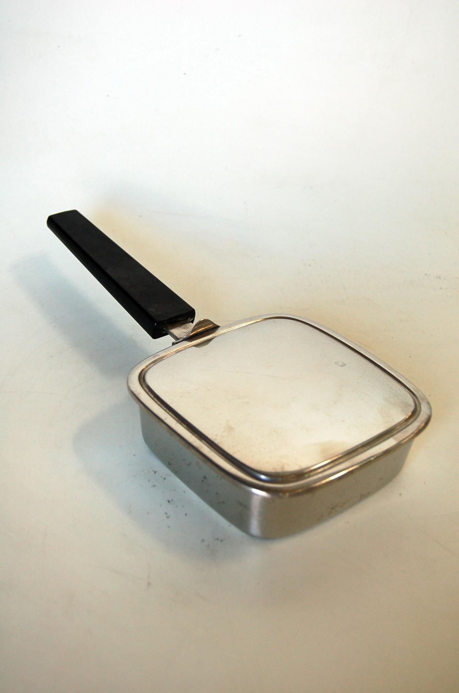 Stainless steel hinged crumb catcher / ashtray butler with Bakelite handle. Made in Sweden. 

Measures: 1.5