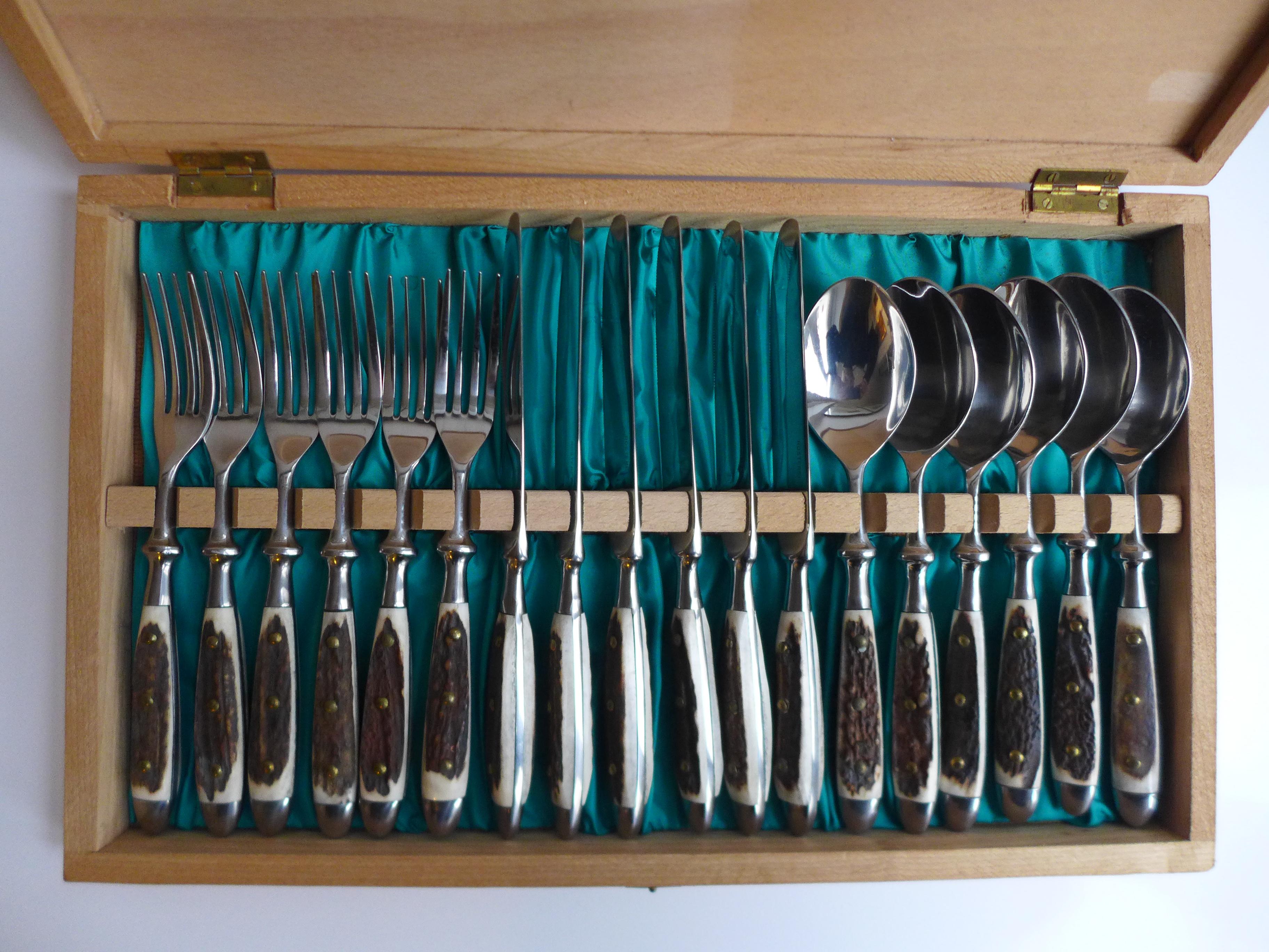 Set di posate in acciaio inossidabile da 18 pezzi con manico in corno, realizzato secondo la tradizione della lavorazione Hubertus Solingen. Il set comprende coltelli, forchette e cucchiai, ognuno dei quali combina un acciaio resistente e