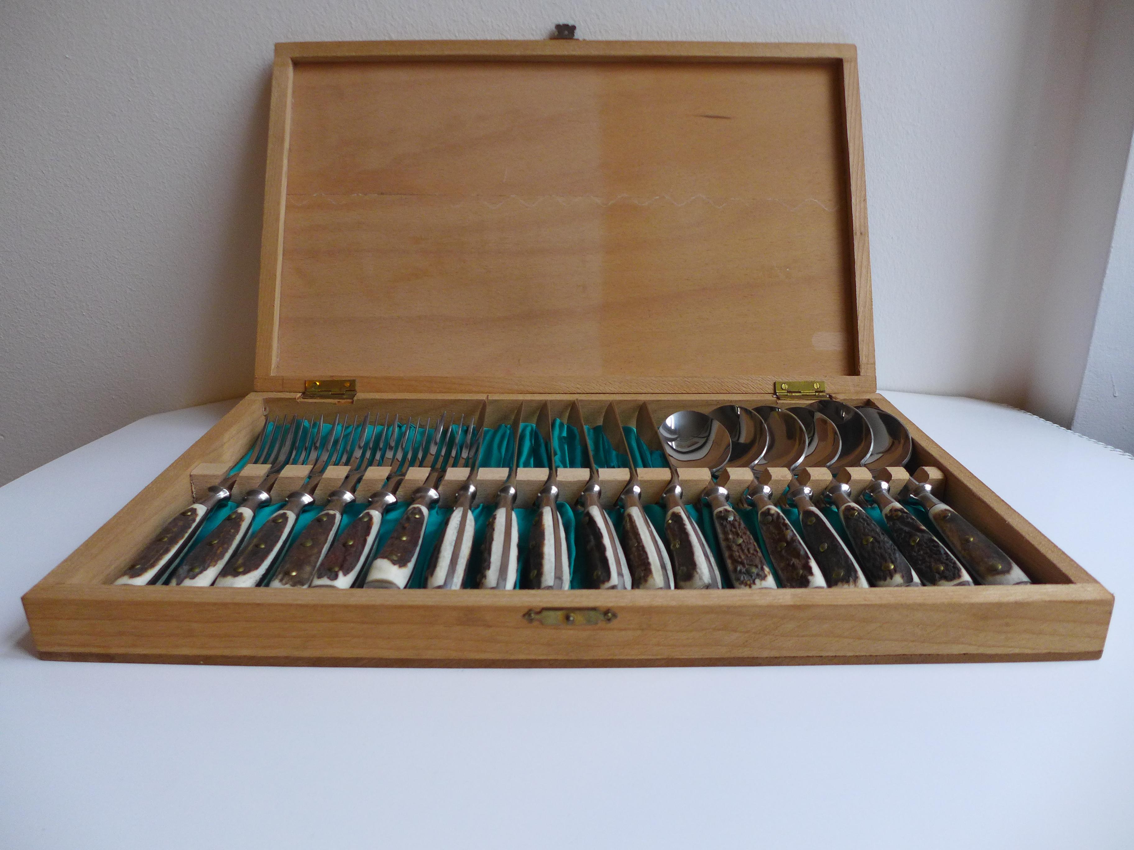 Rustico Set di posate in acciaio inox con manici di corno Steele, Germania in vendita