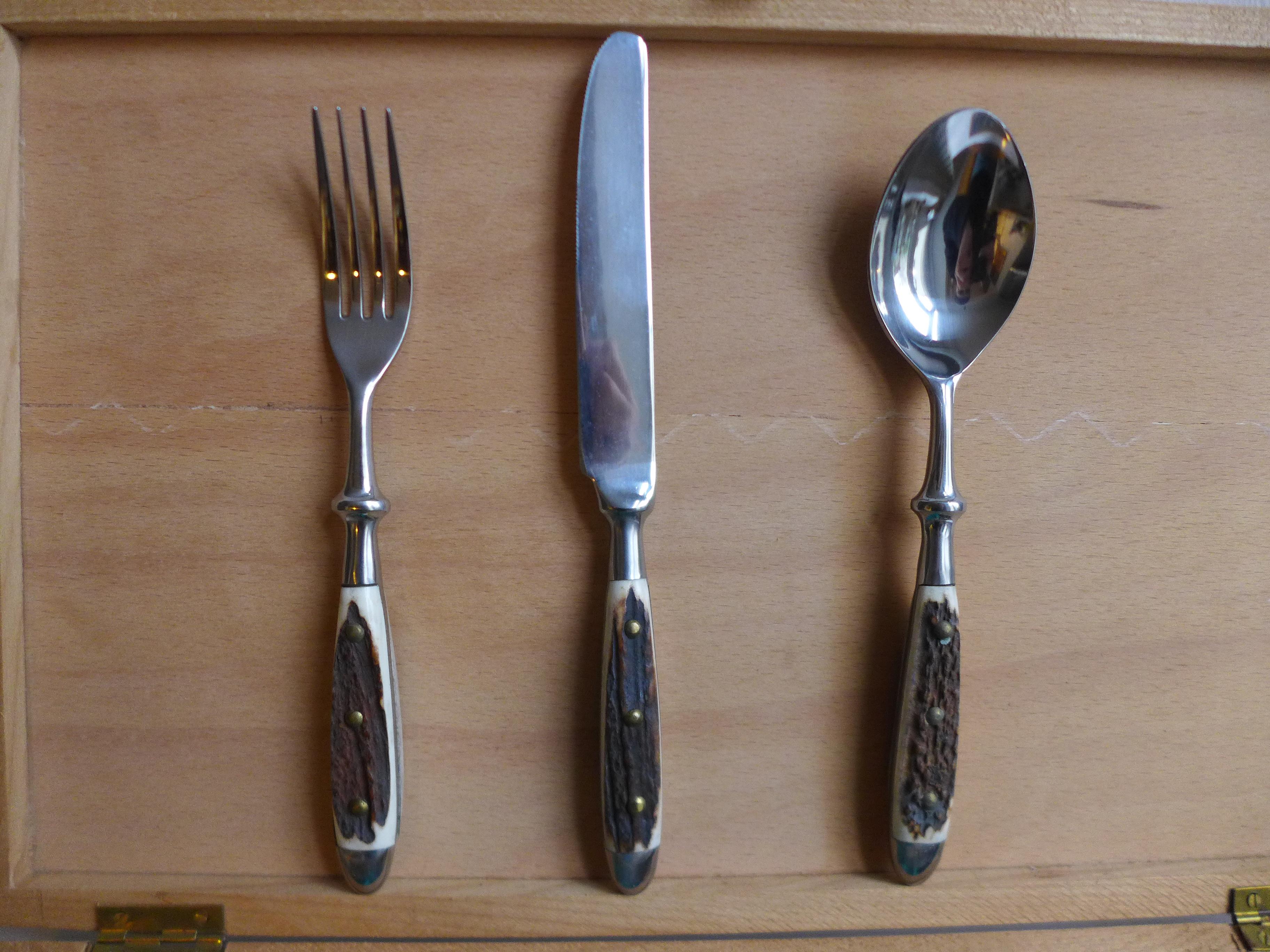 Fatto a mano Set di posate in acciaio inox con manici di corno Steele, Germania in vendita