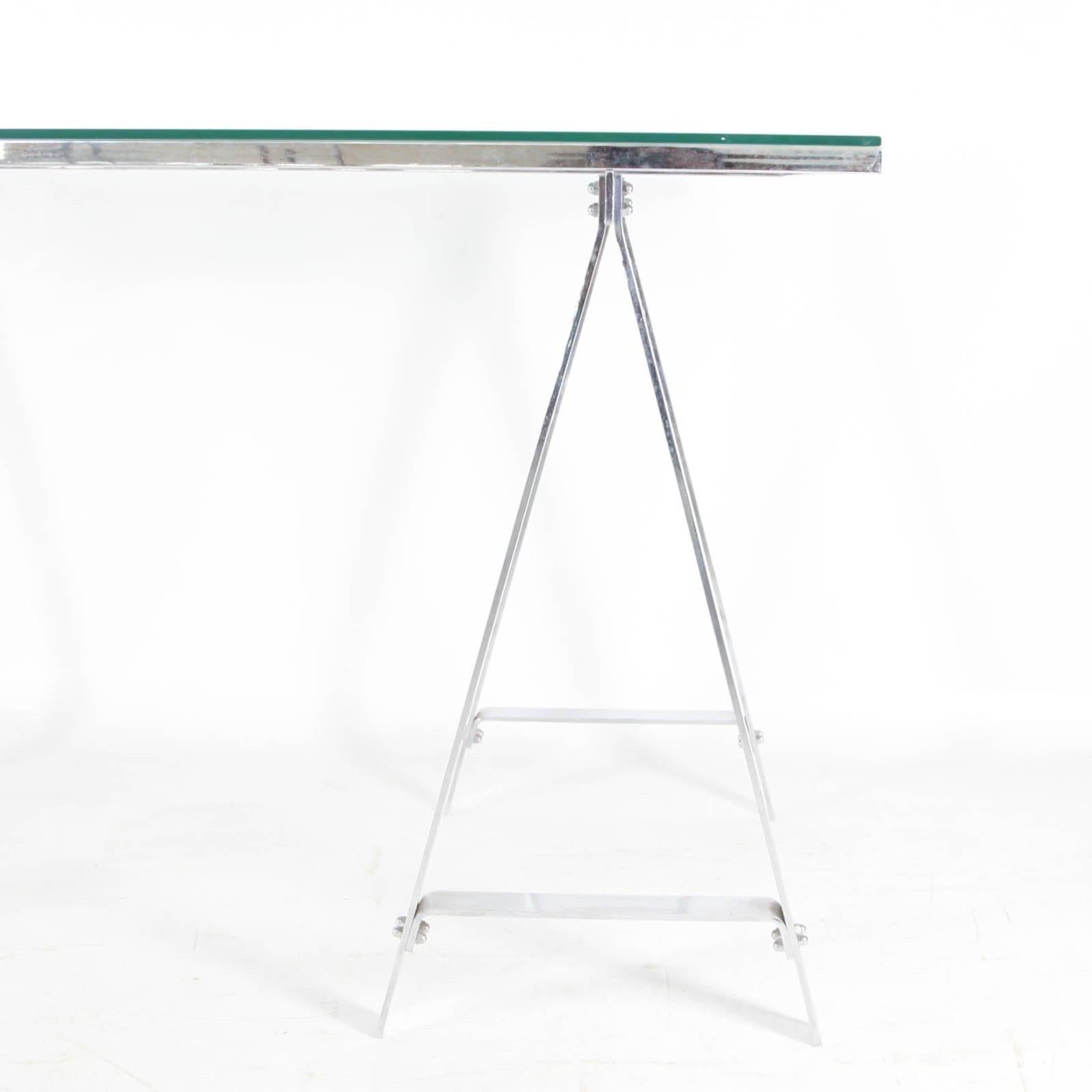 Seltener Schreibtisch aus Edelstahl, um 1970. Eine dicke Glasplatte liegt auf einem Edelstahlrahmen, der sich an die 2 Beine anpasst.
Sehr schlichtes Design, tolle Qualität und guter Zustand.