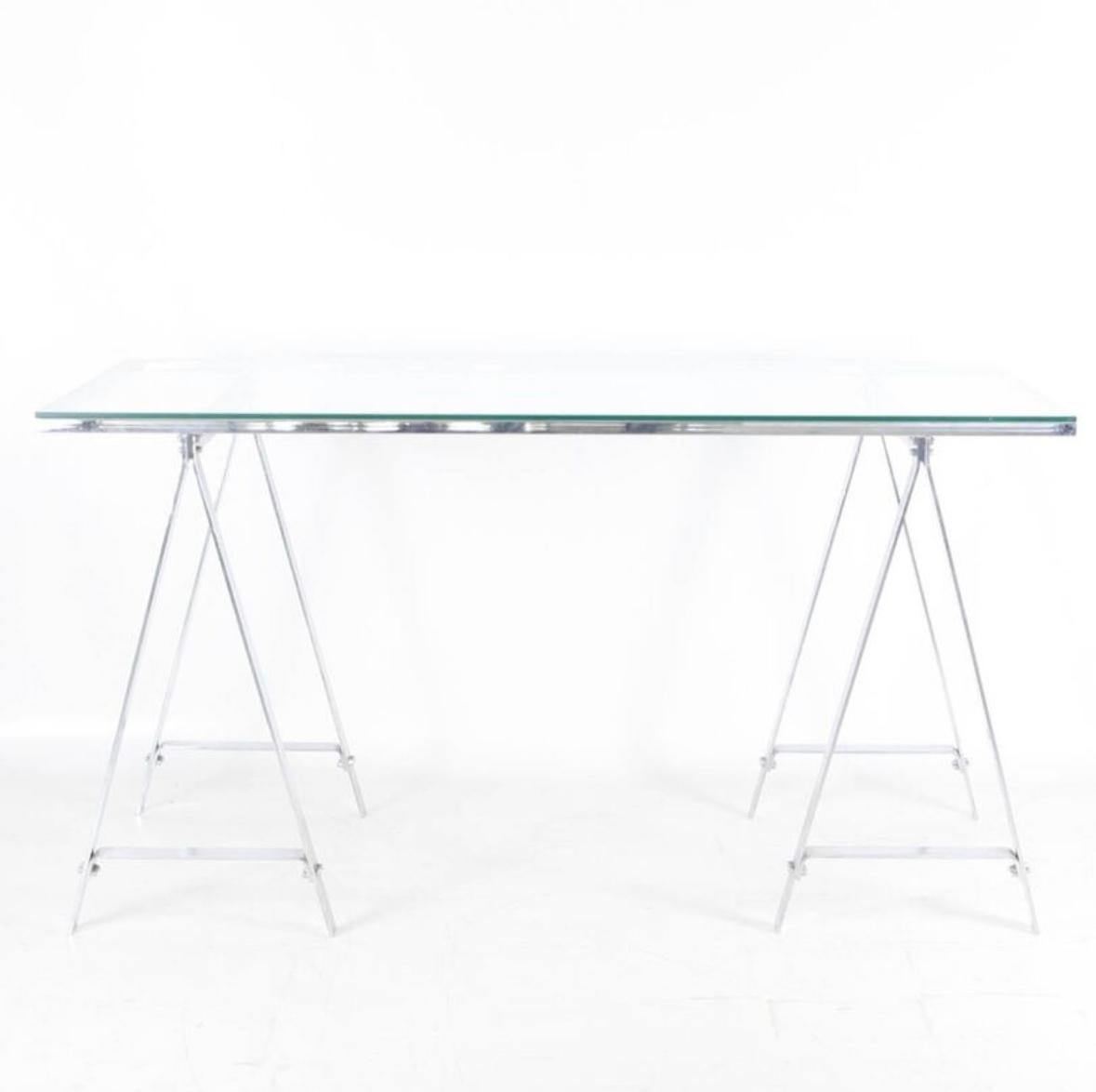 Rare bureau en acier inoxydable circa 1970. Un plateau en verre épais est posé sur un cadre en acier inoxydable qui s'adapte aux 2 pieds.
Design/One très pur et intemporel, très bonne qualité et très bon état.