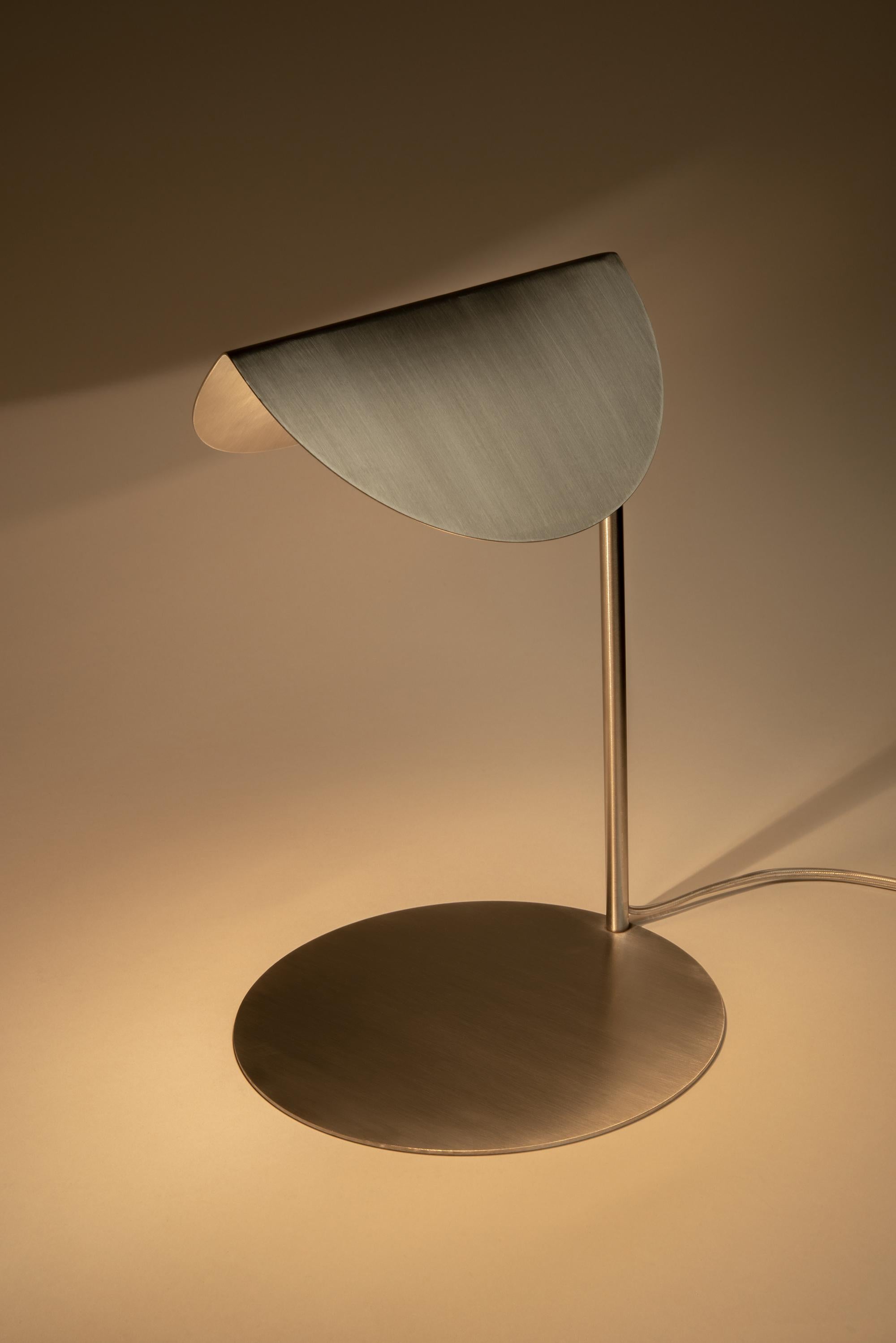 Lámpara de escritorio de acero inoxidable 1 by Georgiev Zabeta Posmoderno en venta