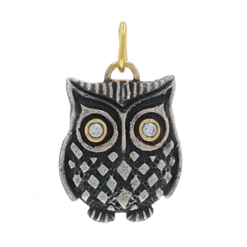 Contenu du métal : Acier inoxydable et or jaune 18k

Informations sur les pierres

Diamants naturels
Carat(s) : .06ctw
Coupe : Brillant rond
Couleur : H - I
Clarté : I1

Thème : Hibou

Mesures

Hauteur (à partir de l'attache fixe) : 7/8