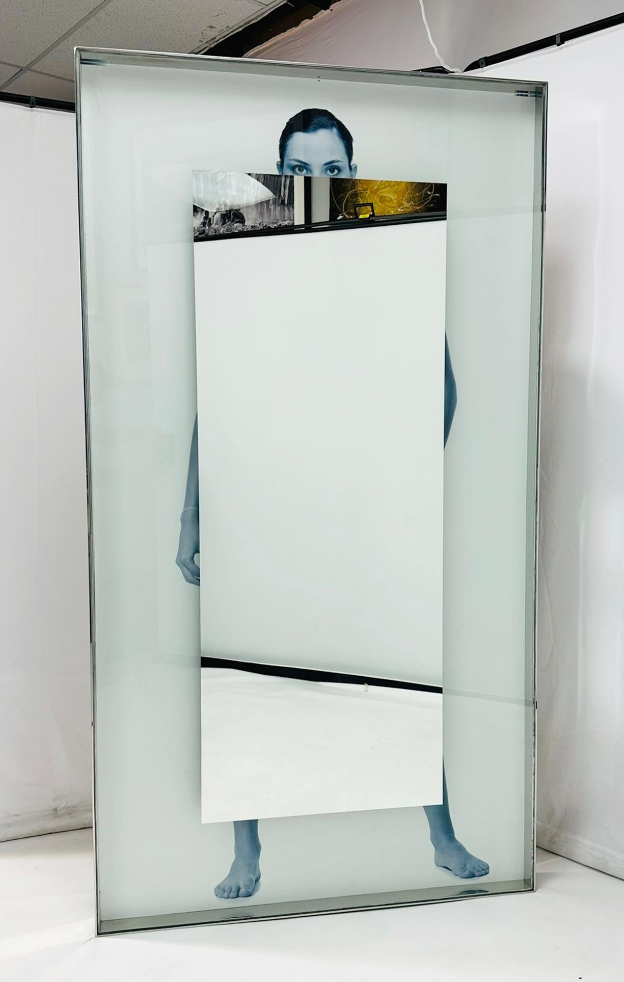 Grande specchio a figura intera realizzato in Italia e disegnato da Philippe Starck per l'hotel SLS di Beverly Hills.
La cornice dello specchio è in acciaio inossidabile di grande spessore, mentre sul retro dello specchio c'è la fotografia di