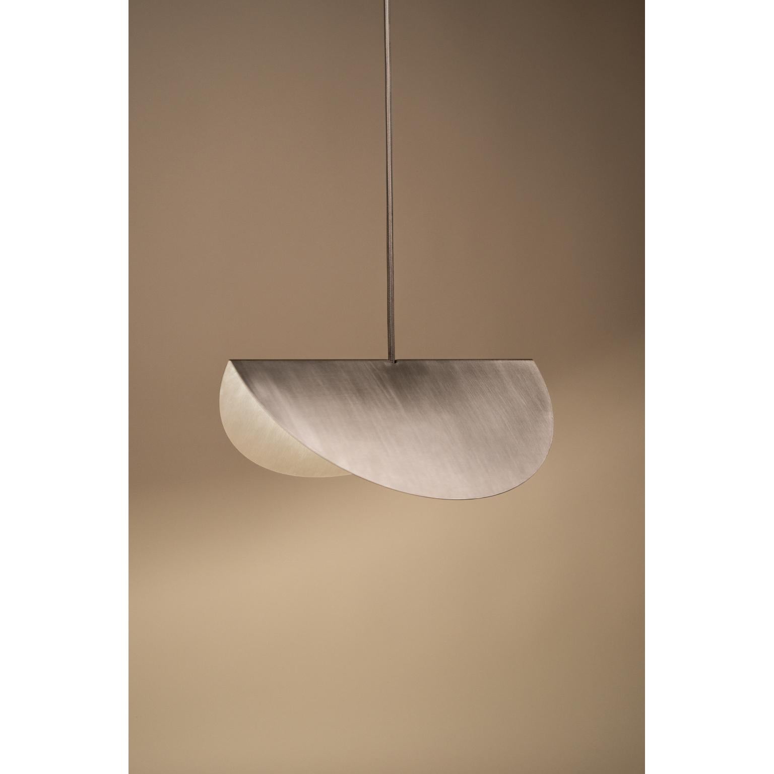 Lampada a sospensione in acciaio inox 1 di Georgiev Zabeta
Dimensioni: L 25 x H 35 cm.
Materiali: Acciaio inossidabile.

Tutte le nostre lampade possono essere cablate a seconda del Paese. Se viene venduto negli Stati Uniti, sarà cablato per gli
