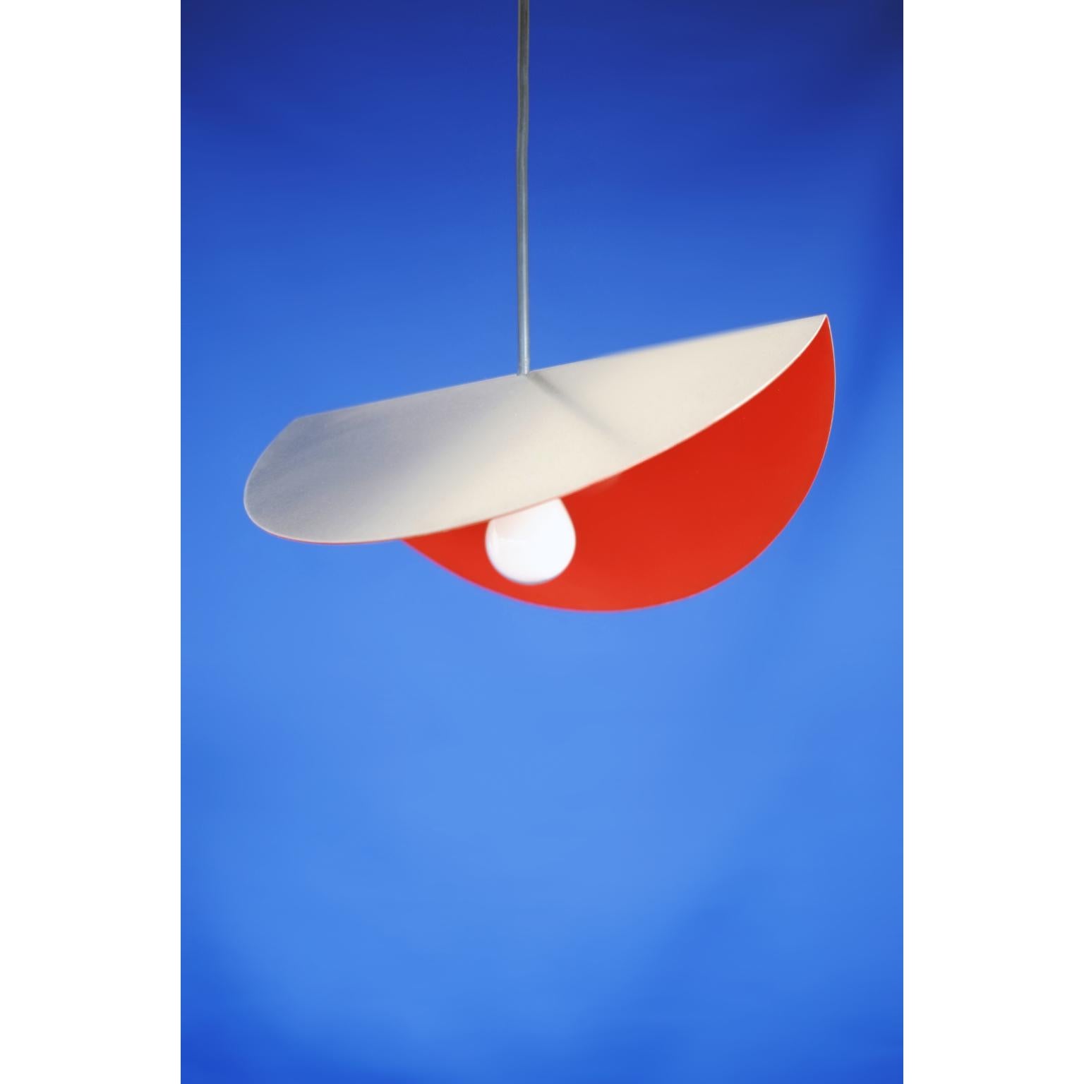 Lampada a sospensione in acciaio inox 2 di Georgiev Zabeta
Dimensioni: L 25 x H 35 cm.
Materiali: Acciaio inossidabile e vernice.

Tutte le nostre lampade possono essere cablate a seconda del Paese. Se viene venduto negli Stati Uniti, sarà cablato