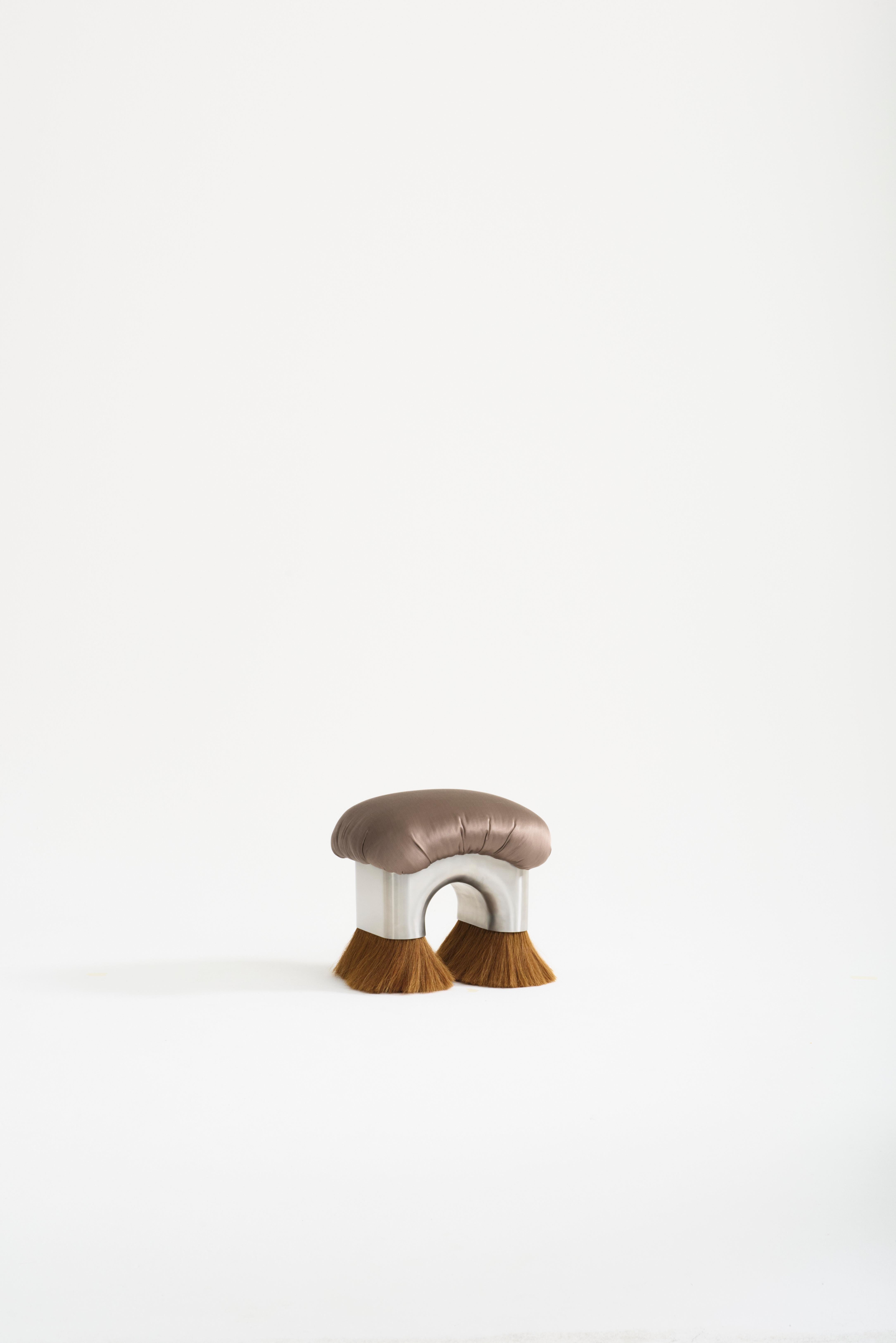 Sgabello da salotto in acciaio inossidabile, pelo di cavallo e tessuto di Kutnu di Studio A Lugo
Dimensioni: L 53 x P 40 x H 45 cm
Materiali: Acciaio inossidabile, pelo di cavallo, tessuto Kutnu.
Finitura: Vernice opaca.
Peso: 18 kg.

Lo Studio Lugo