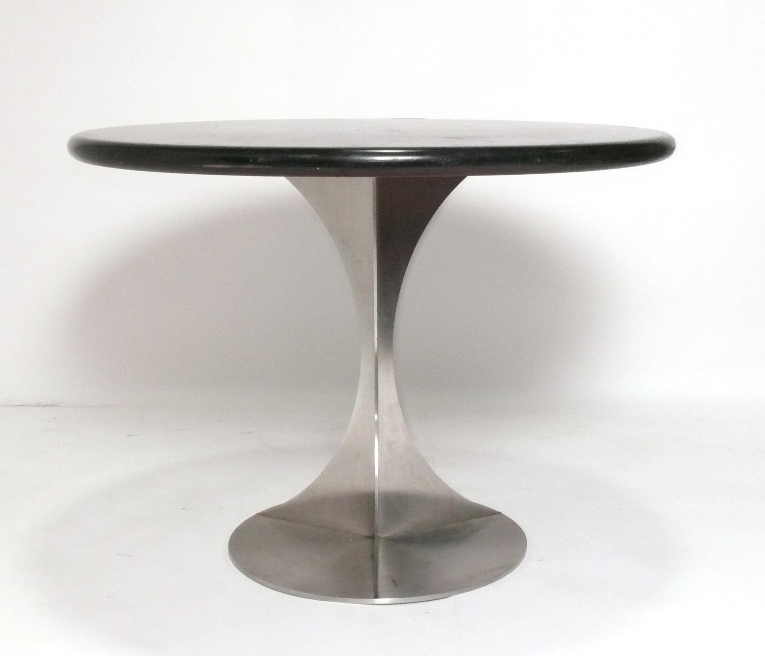 Table de salle à manger sculpturale en acier inoxydable et bois laqué à la manière de Maria Pergay, France, vers les années 1970. Le plateau de la table est actuellement en cours de finition et peut être complété dans la couleur unie de votre choix.