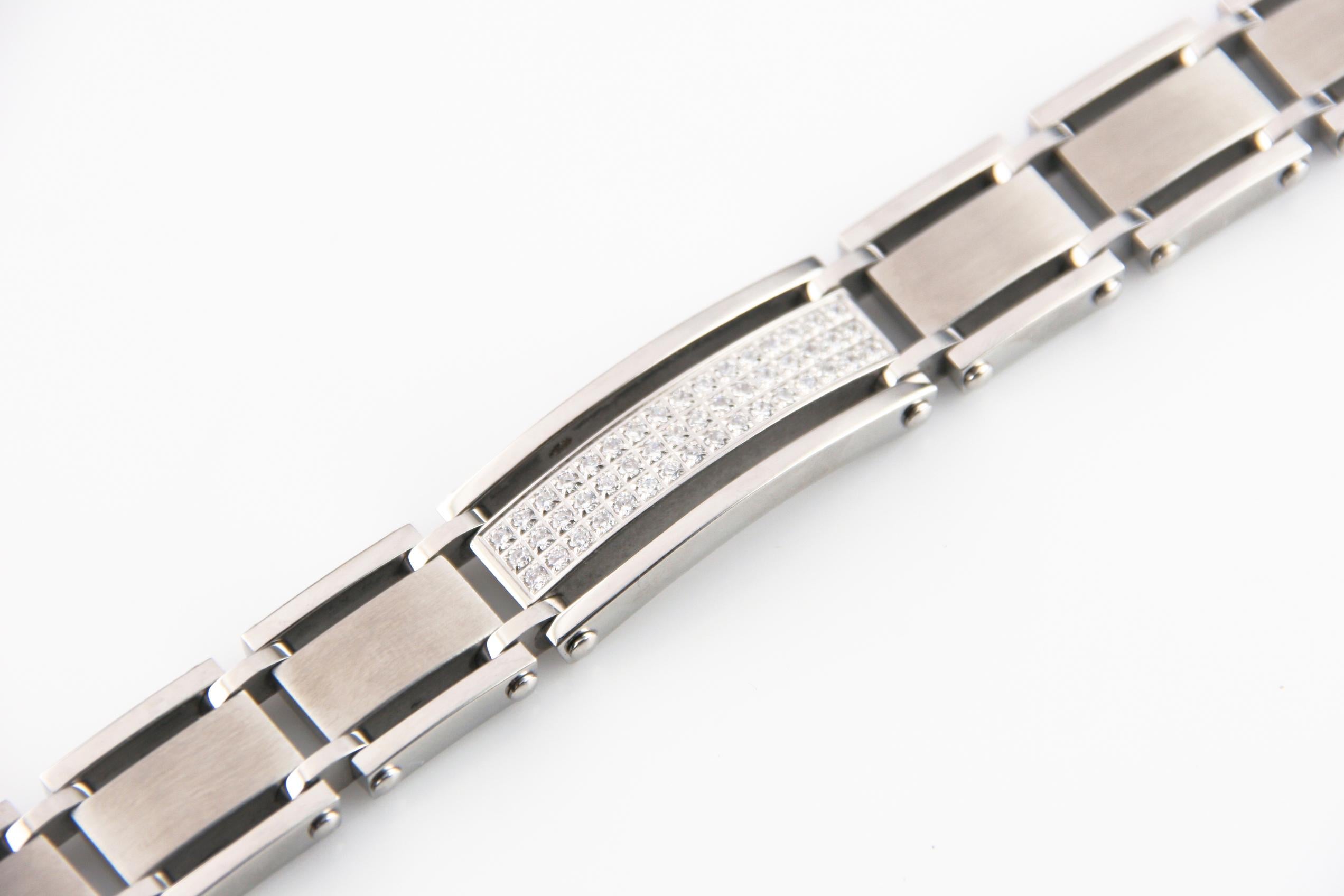 Amazing stainless steel link ID-style bracelet.
Includes center plaque encrusted with pavé-set round brilliant diamonds.
Plaque is 35 x 15 mm.
Total Diamond Weight: 1 carat.
Average Clarity: SI1.
Average Color: G - H.
Length: 8.5 inches.
Weight:
