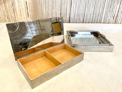 Un portagioie e un vassoio francese in acciaio inossidabile con design a corda intrecciata