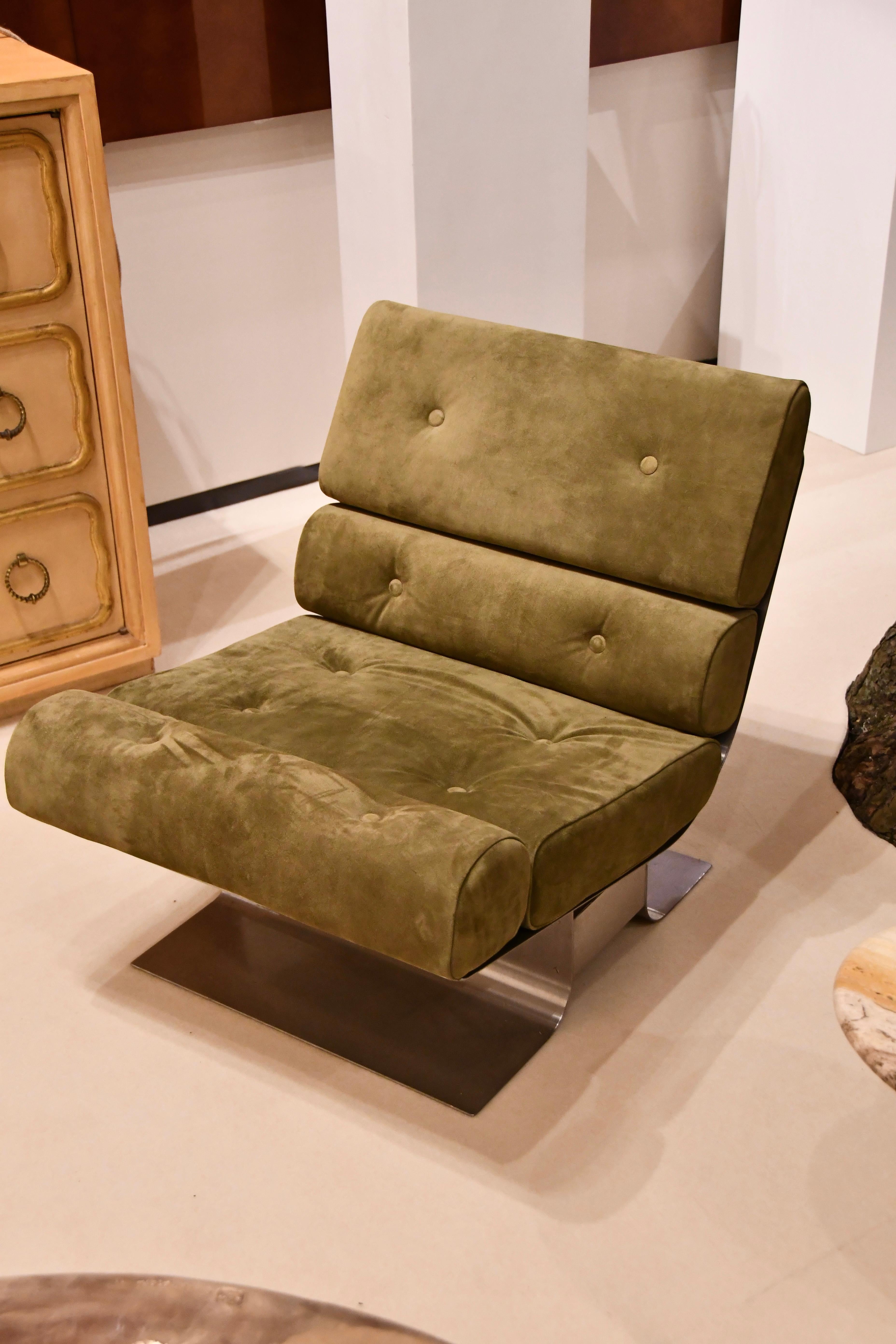 François Monnet
Loungesessel aus Edelstahl, Sitz aus Wildleder. Ausgabe : Kappa.
Frankreich um 1972
W. 60 cm, T. 70 cm, H. 68 cm
