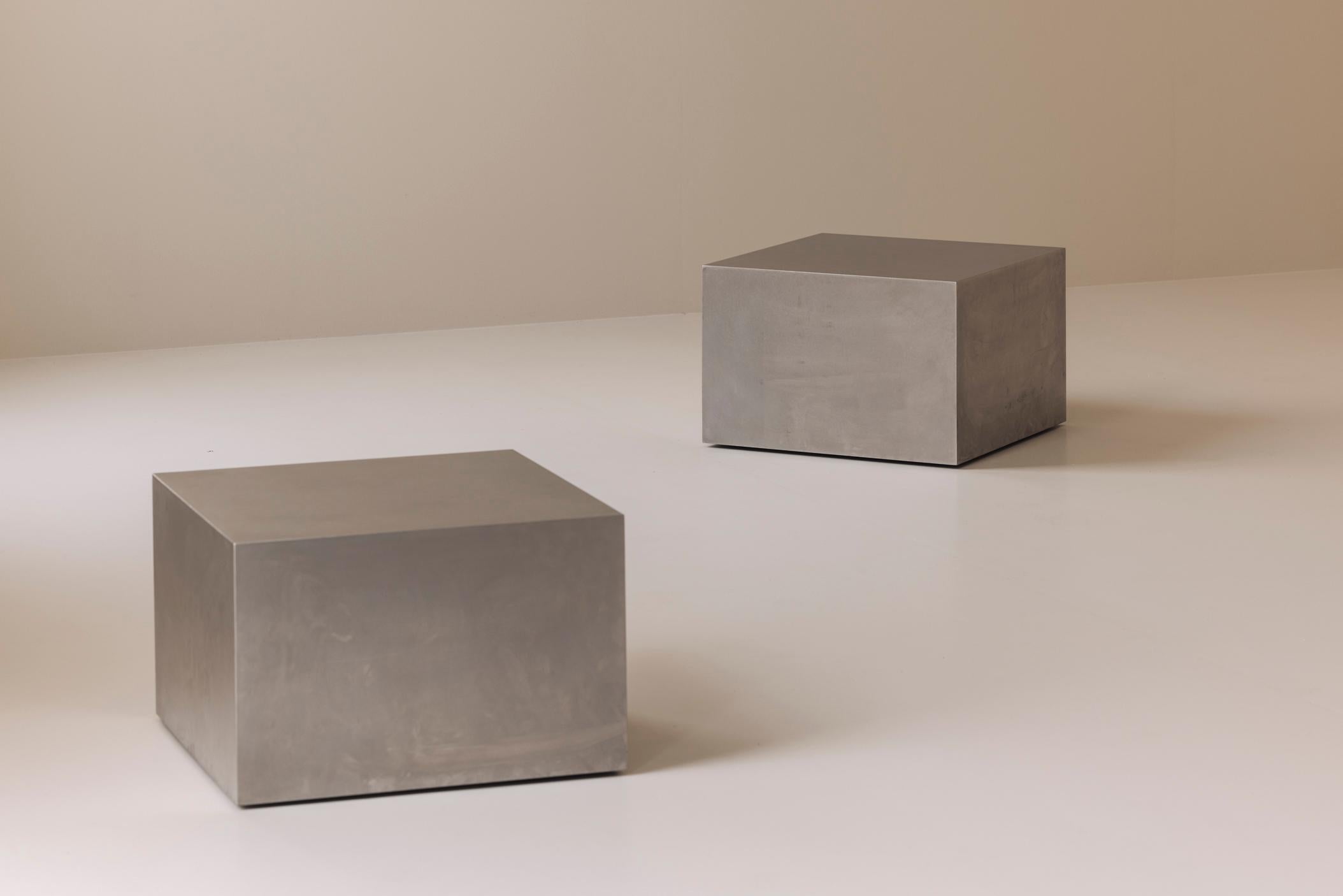 Élégante, polyvalente et indéniablement stylée, cette paire de tables d'appoint modernistes en acier inoxydable incarne le design audacieux et fonctionnel des années 1980. Sourcée en France, chaque table présente une forme cubique épurée avec des