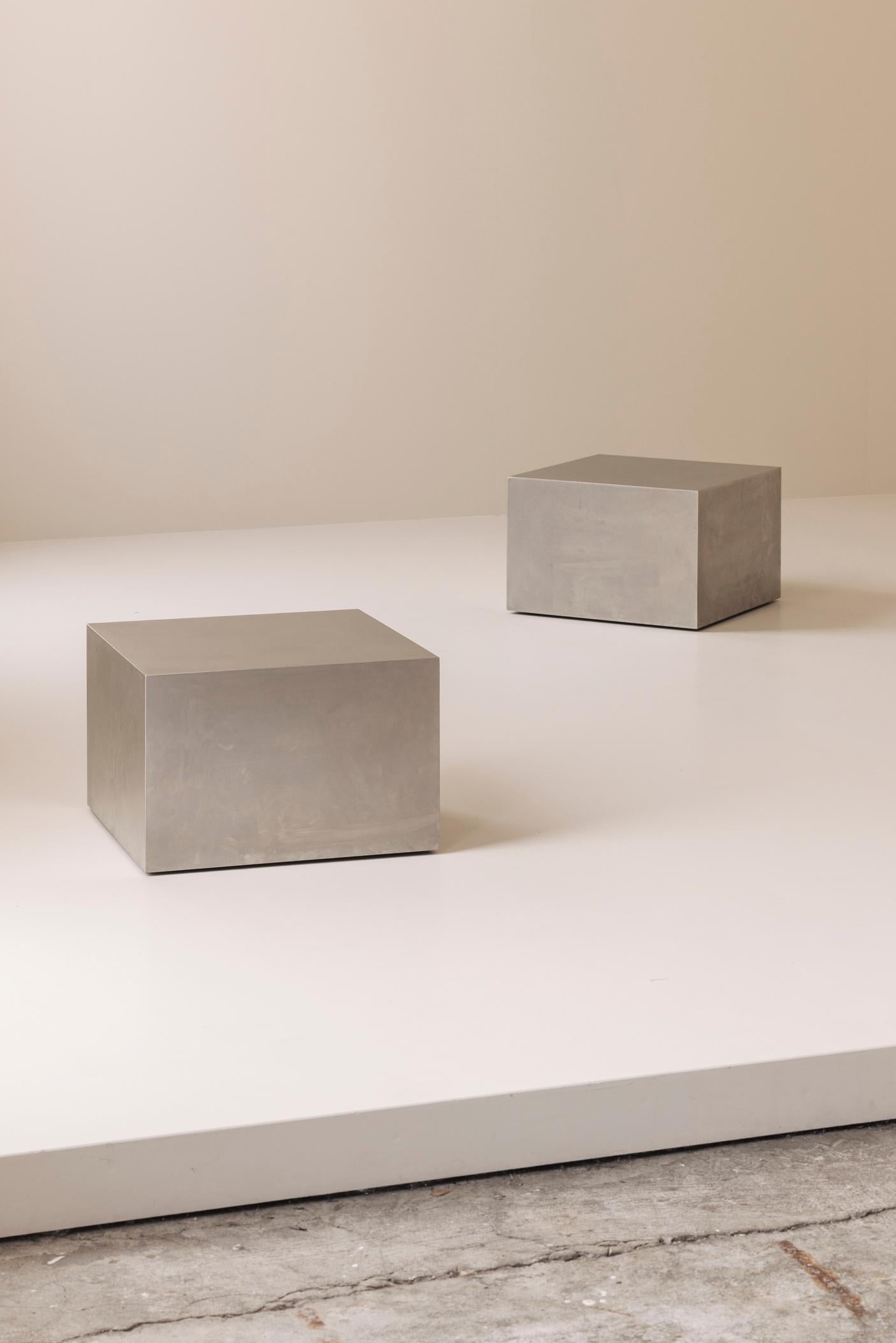 Français Tables d'appoint modernistes en acier inoxydable, années 1980 en vente