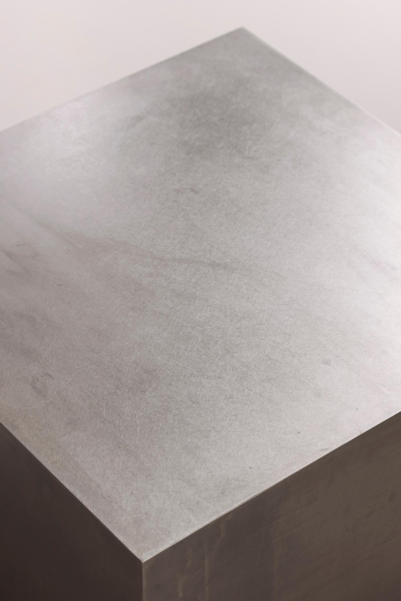 Tables d'appoint modernistes en acier inoxydable, années 1980 en vente 1