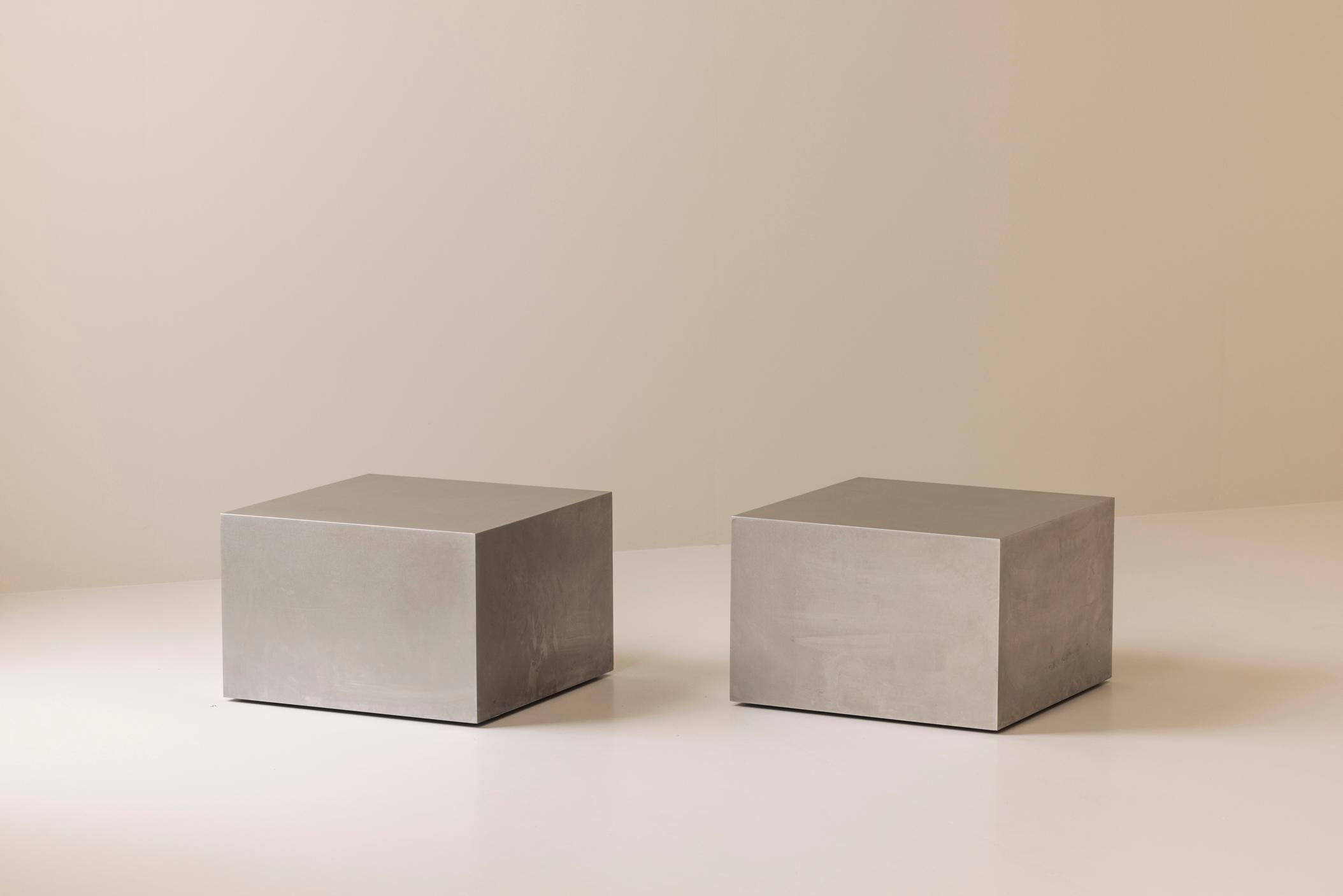 Tables d'appoint modernistes en acier inoxydable, années 1980 en vente 2