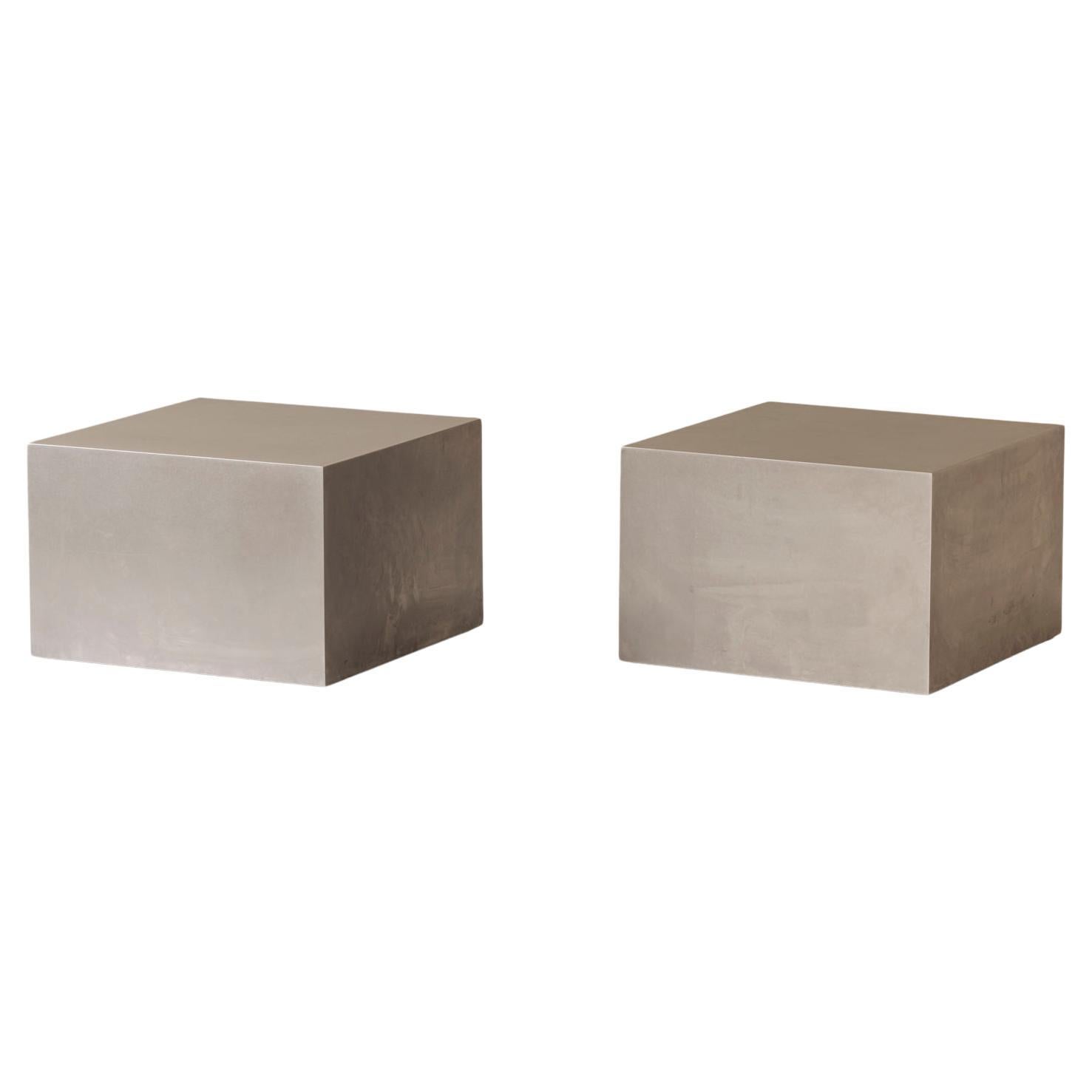 Tables d'appoint modernistes en acier inoxydable, années 1980 en vente