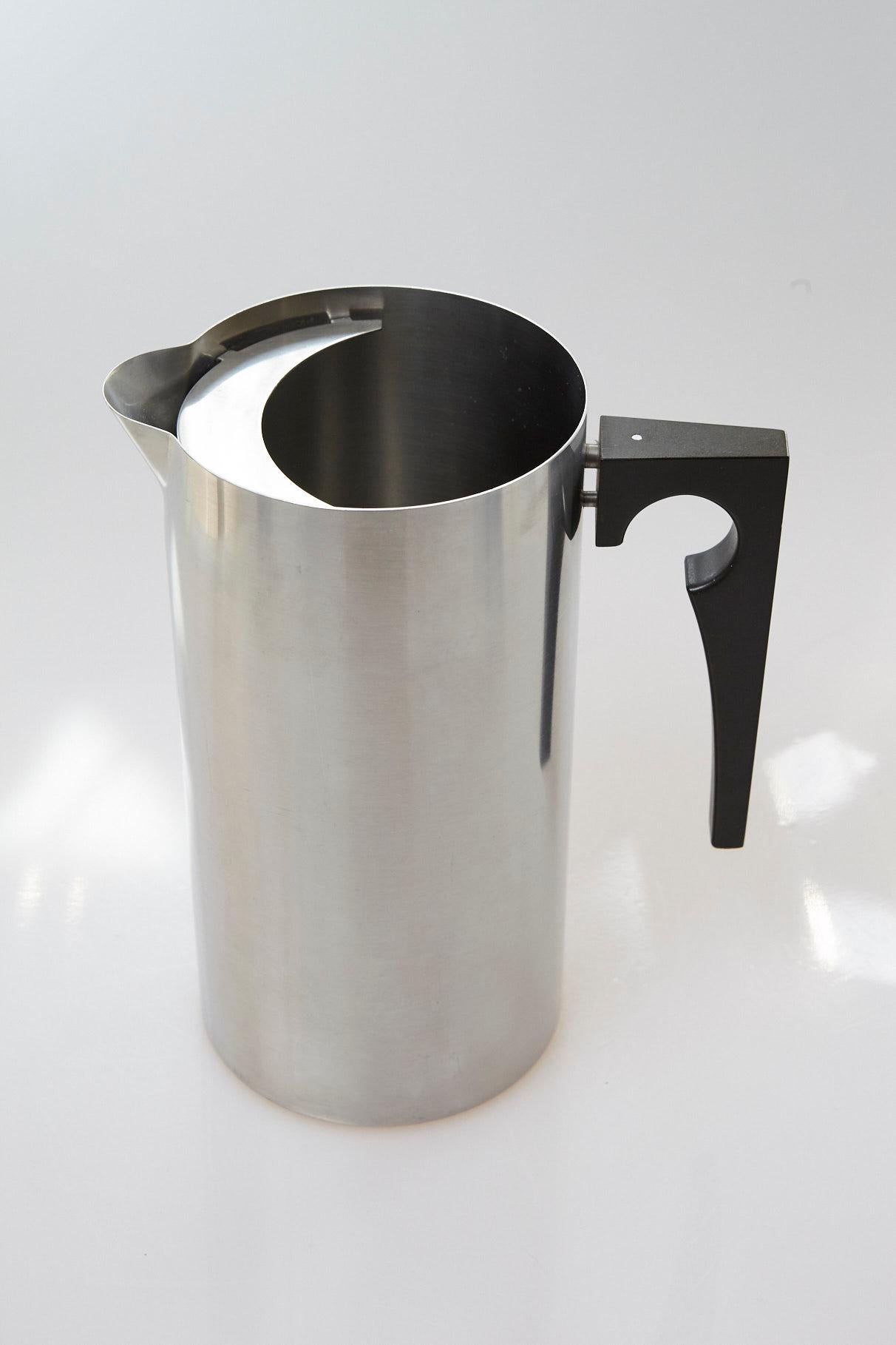 Stainless Steel Pitcher with Ice Lip, Cylinda Line by Arne Jacobsen for Stelton In Good Condition In Pau, FR