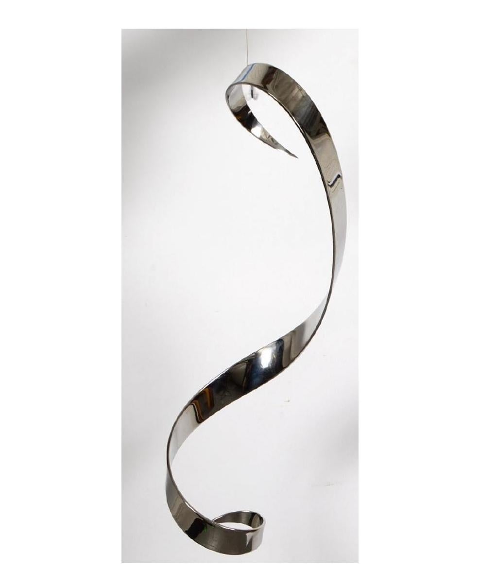 Beautiful stainless steel ribbon sculpture by American artist Elijah David Herschler, the piece is to be hung from the ceiling.

Good condition.

Measurements: 28 long x 8