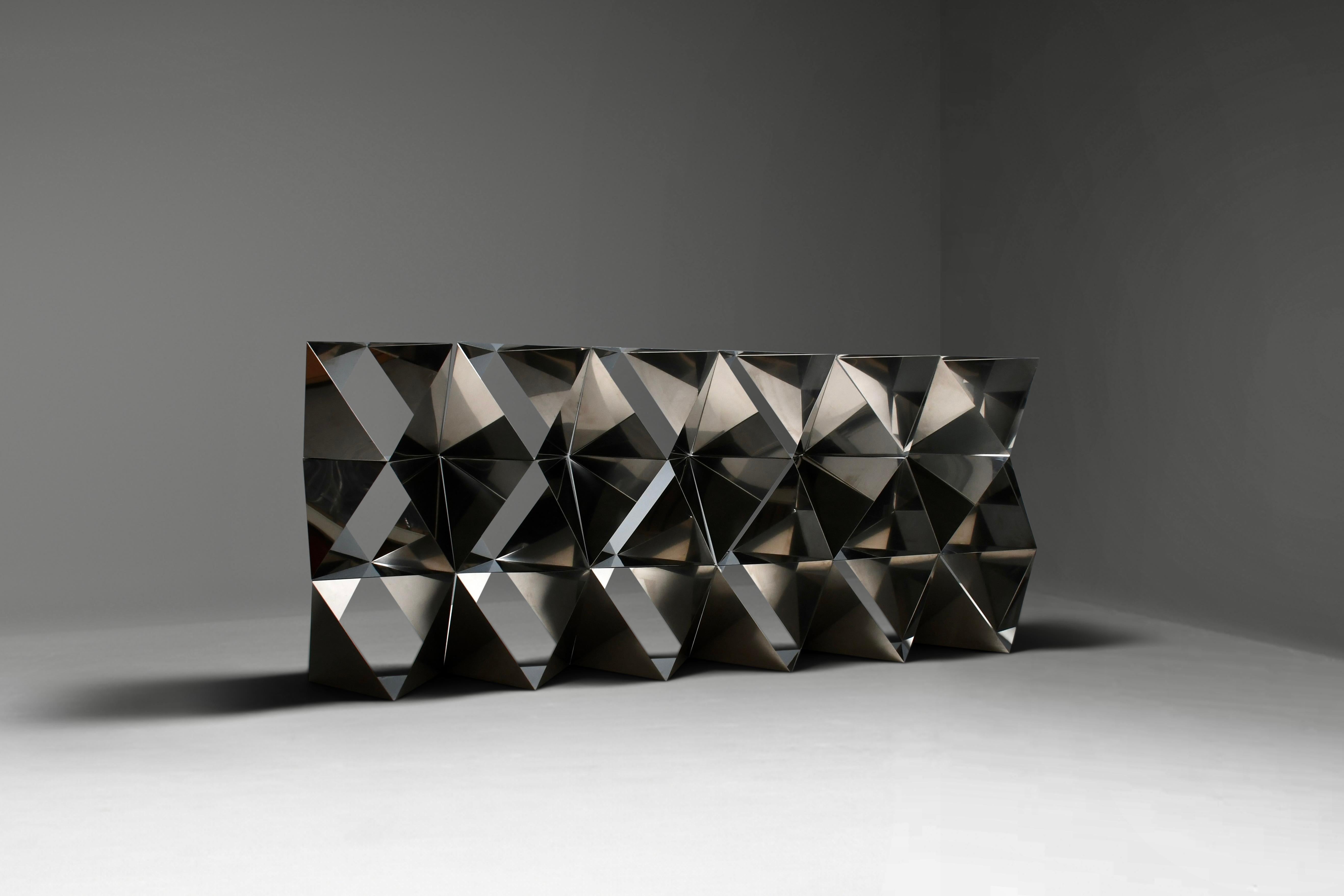 Rare Room Divider / Bookcase en acier inoxydable poli en très bon état.

Conçu par Manfredo Massironi.

Fabriqué par Arrmet en 1977

Cette structure modulaire exceptionnelle est une marque de fabrique du design moderniste italien. Composé de 18