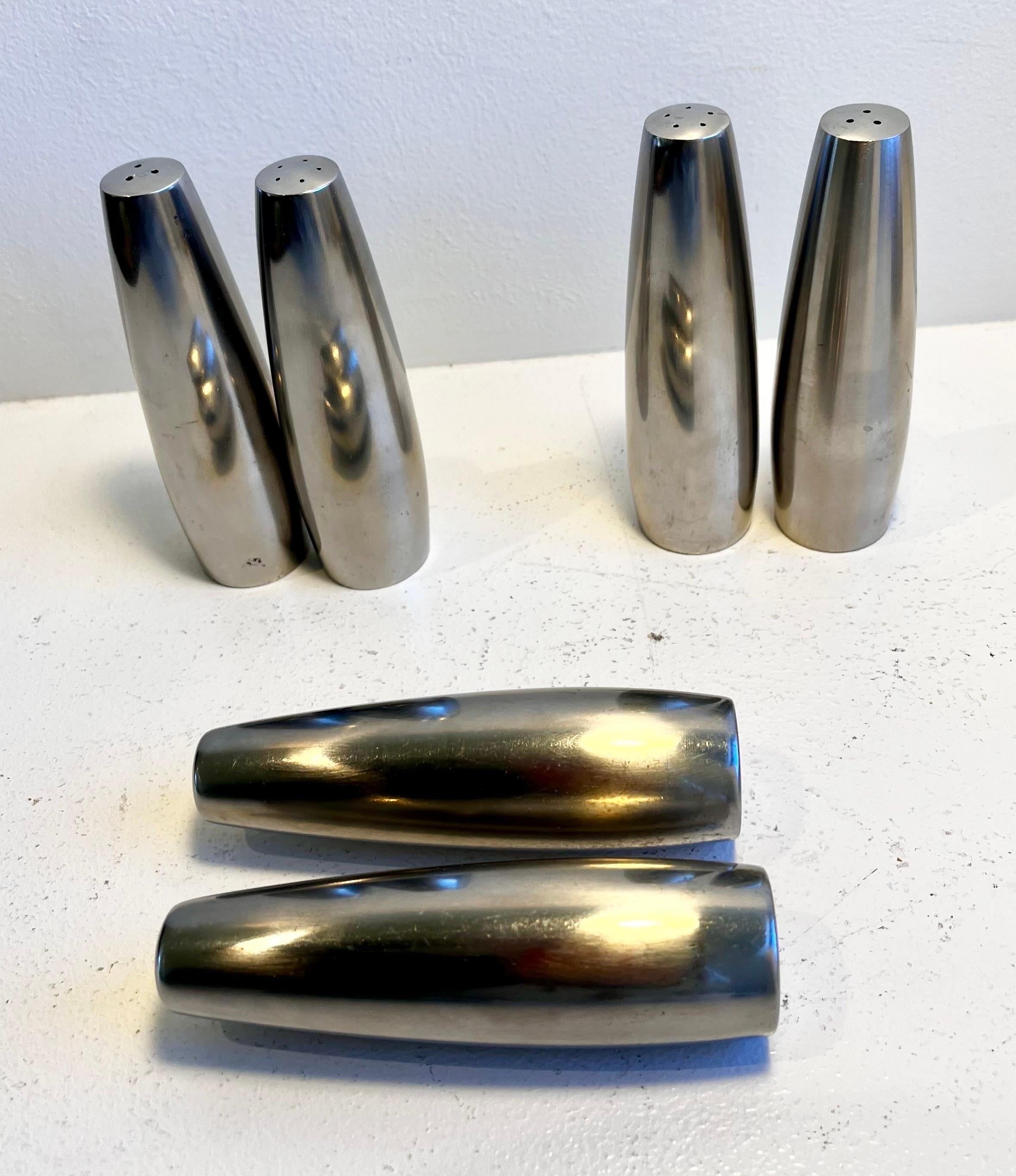  Salero y Pimentero de Acero Inoxidable 
de Jens Quistgaard para Dansk Designs
Dinamarca, años 60

tres pares disponibles - se venden por separado
algunas pequeñas imperfecciones en el acabado

