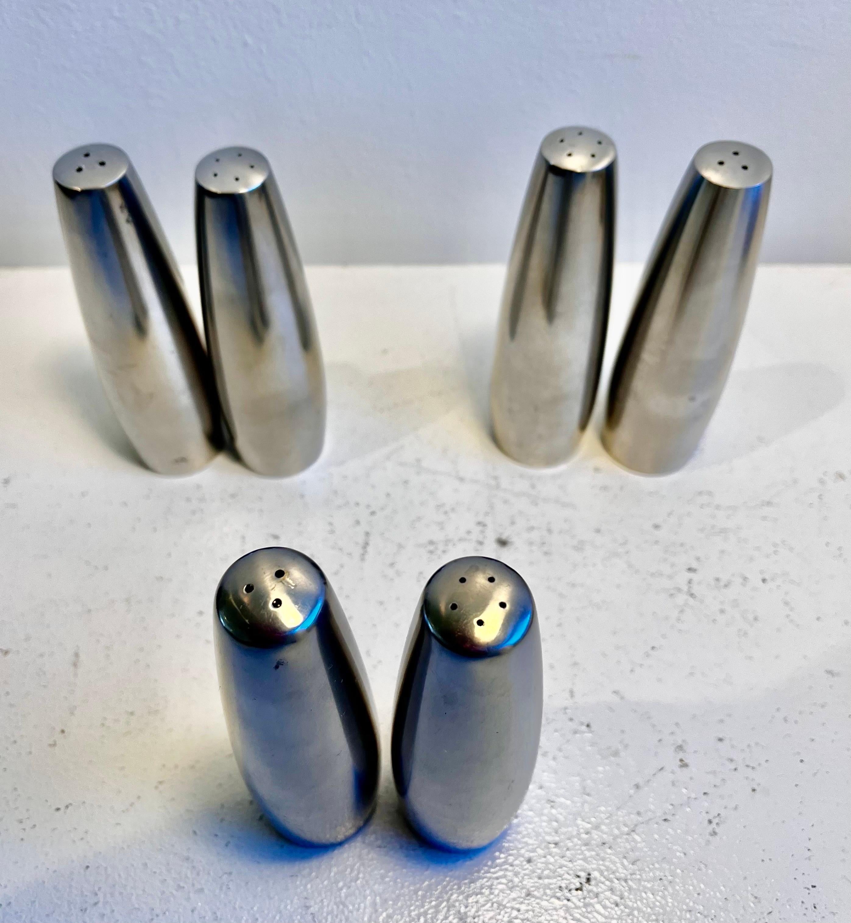 Salero y pimentero de acero inoxidable de Jens Quistgaard para Dansk Designs Escandinavo moderno en venta