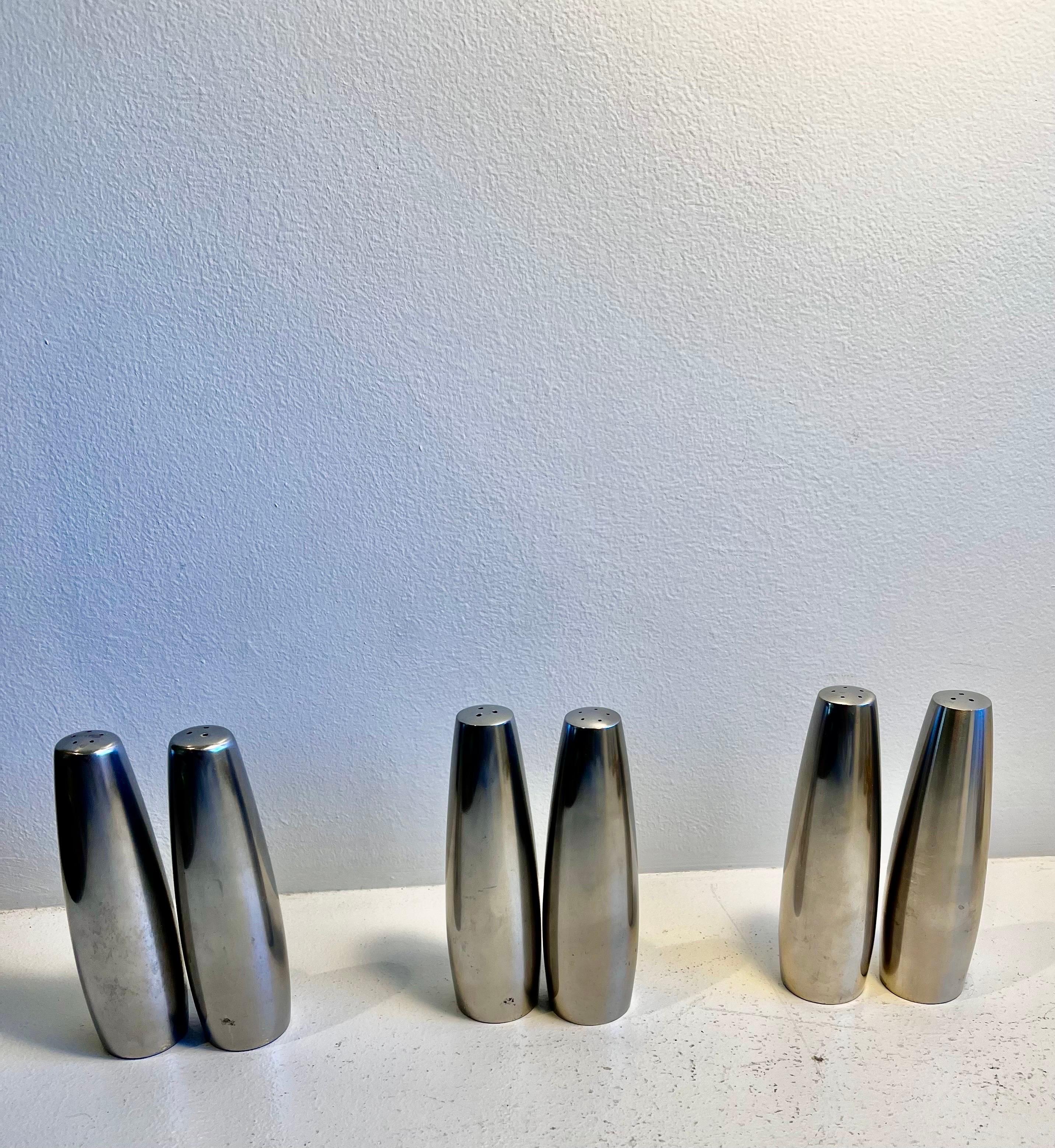 Salero y pimentero de acero inoxidable de Jens Quistgaard para Dansk Designs mediados del siglo XX en venta
