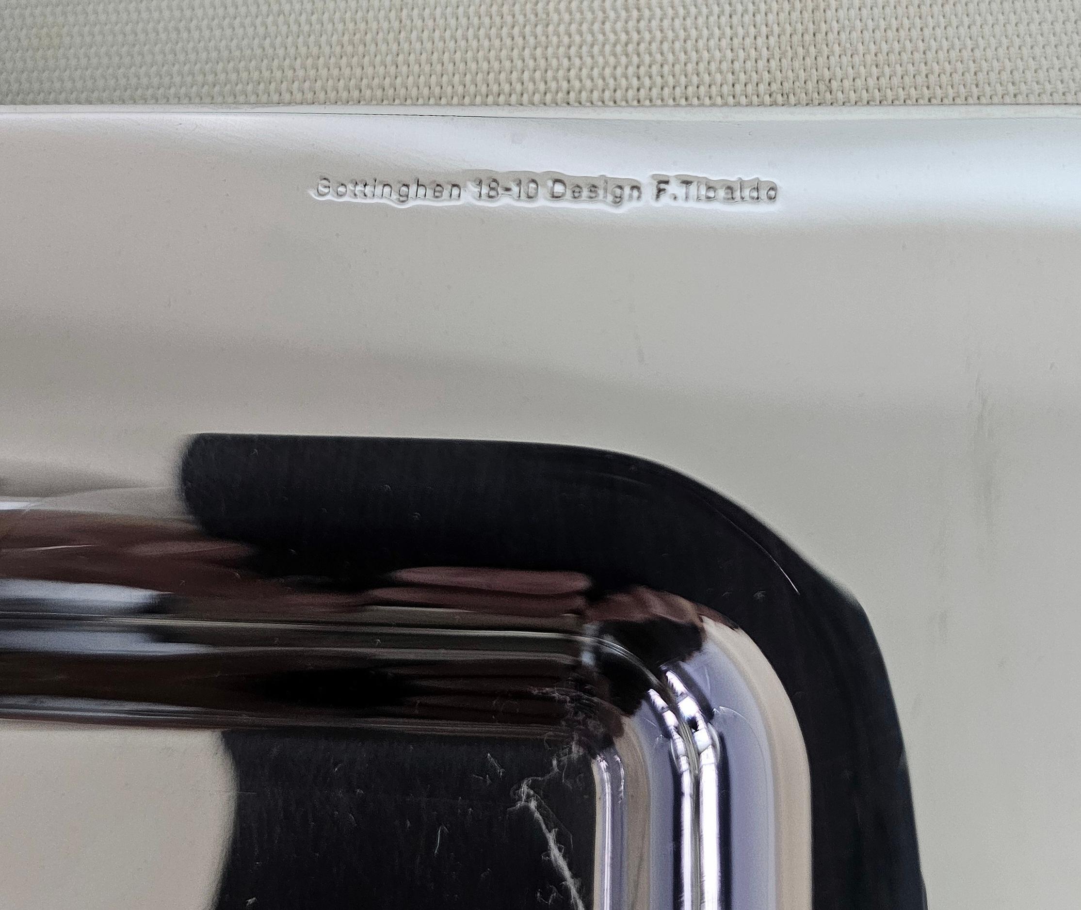 Serviertablett aus rostfreiem Stahl 18/10. Rechteckige Form mit einer besonderen Rundung an den Seiten. Griffe aus feinem MATERIAL. Hergestellt in Italien in den 90er Jahren. Graviert in Gottinghen 18/10 Design F. Tibaldo Marke Bitte schauen Sie