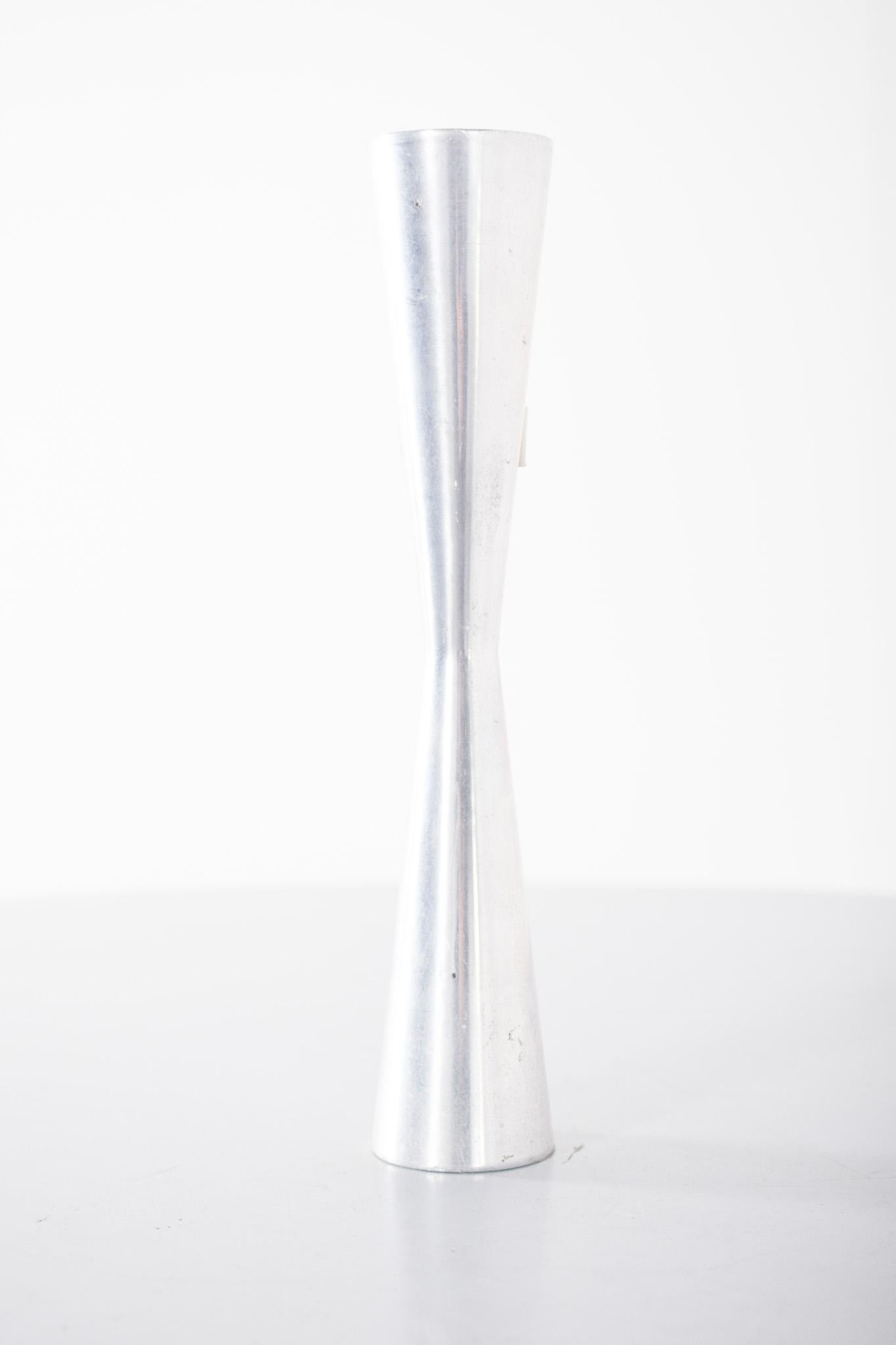 Solitario in Steele.  Con un design minimalista e contemporaneo, il solitario ha una doppia forma conica, che si restringe al centro e si allarga alle estremità, con linee semplici ed eleganti. L'acciaio inossidabile gli conferisce una finitura
