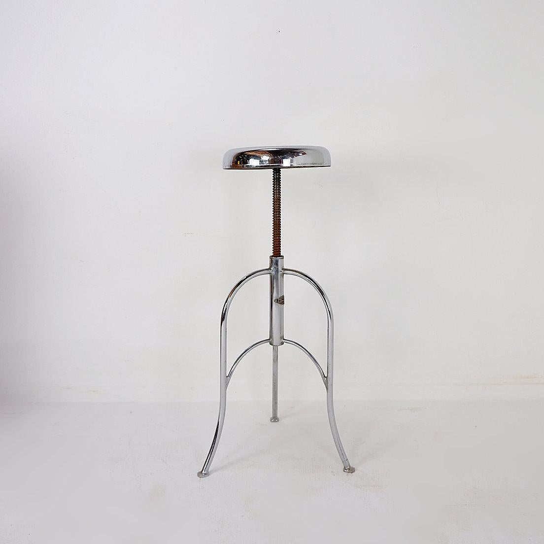 Tabouret médical pivotant en acier inoxydable
Industriel - 1960s - By Vintage
Mesures : Assise Ø28cm - Base 38cm H:52,5/79cm 
Usures dues à l'âge et à l'utilisation : VOIR PHOTOS
