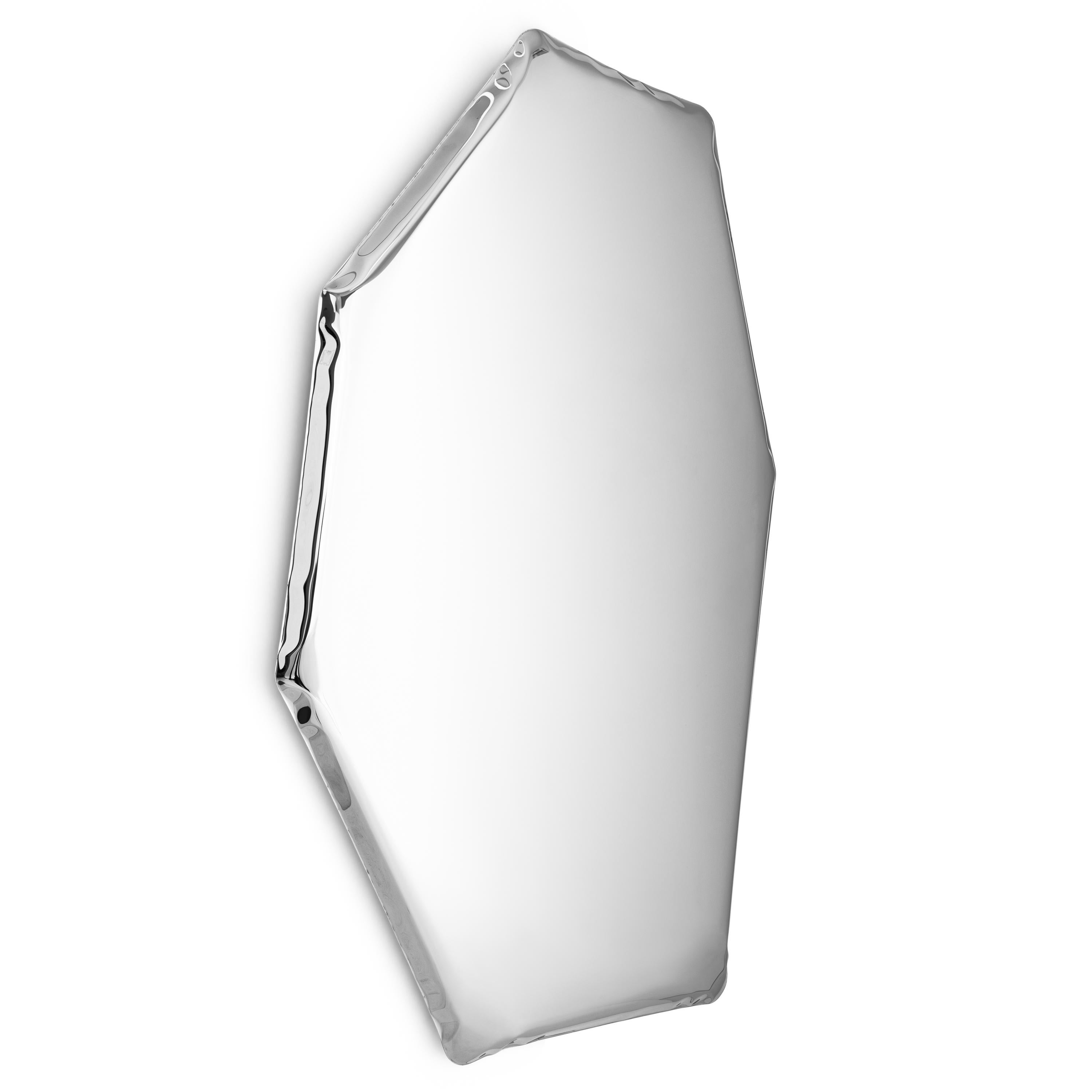 Specchio da parete scultoreo C2 in acciaio inox di Zieta
Dimensioni: P 6 x L 94 x H 149 cm 
Materiale: Acciaio inossidabile. 
Finitura: Lucido. 
Disponibile nelle finiture: Acciaio inossidabile, Deep Space Blue, Smeraldo, Zaffiro, Zaffiro/Smeraldo,