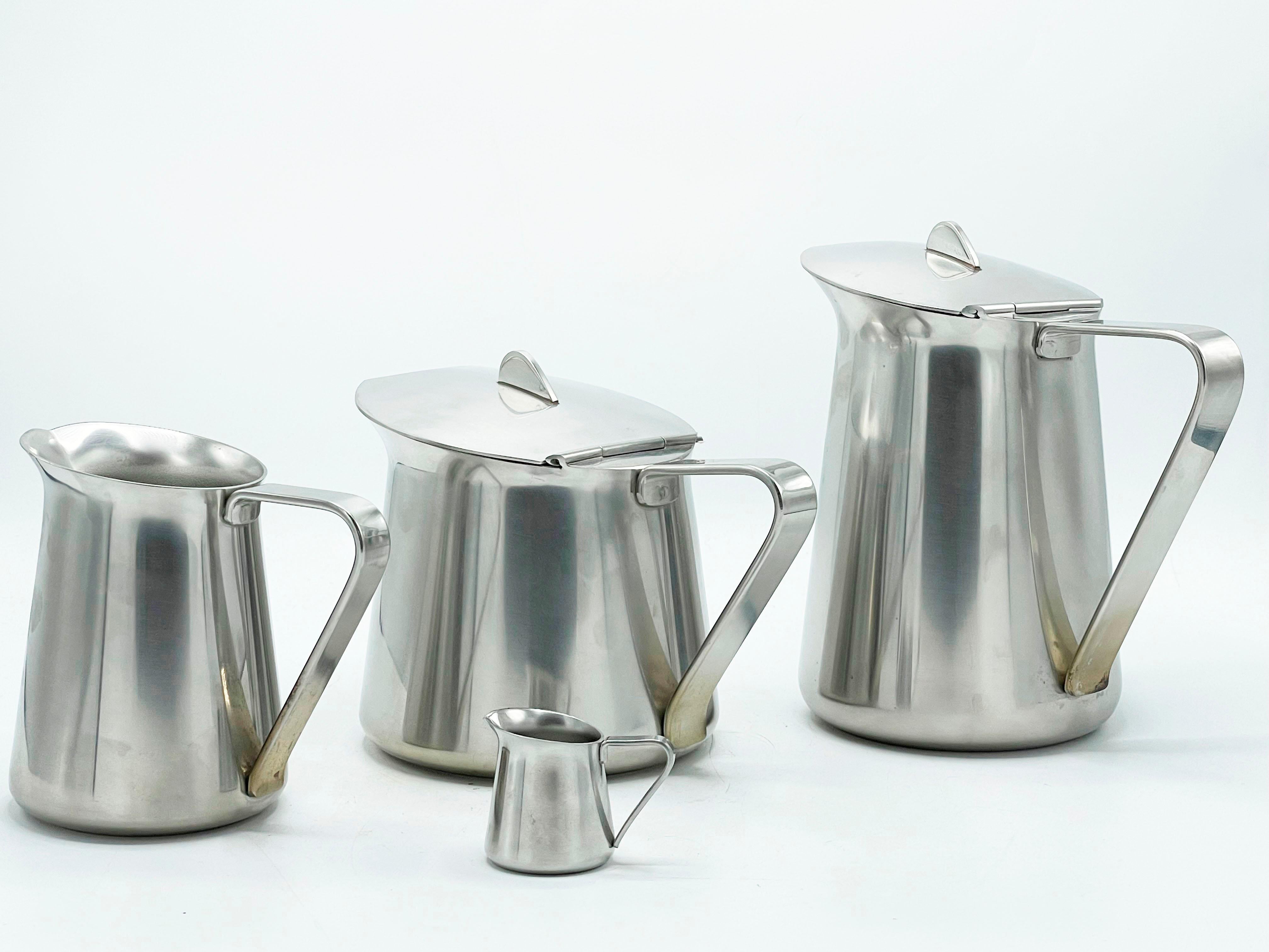 Stainless steel tea set, Alessi, 20th century.
Beautiful Design tea set from the 1950s to 1960s Alessi brand, the design in addition to combining functionality presents a classic and timeless touch. The use of stainless steel brings a sense of