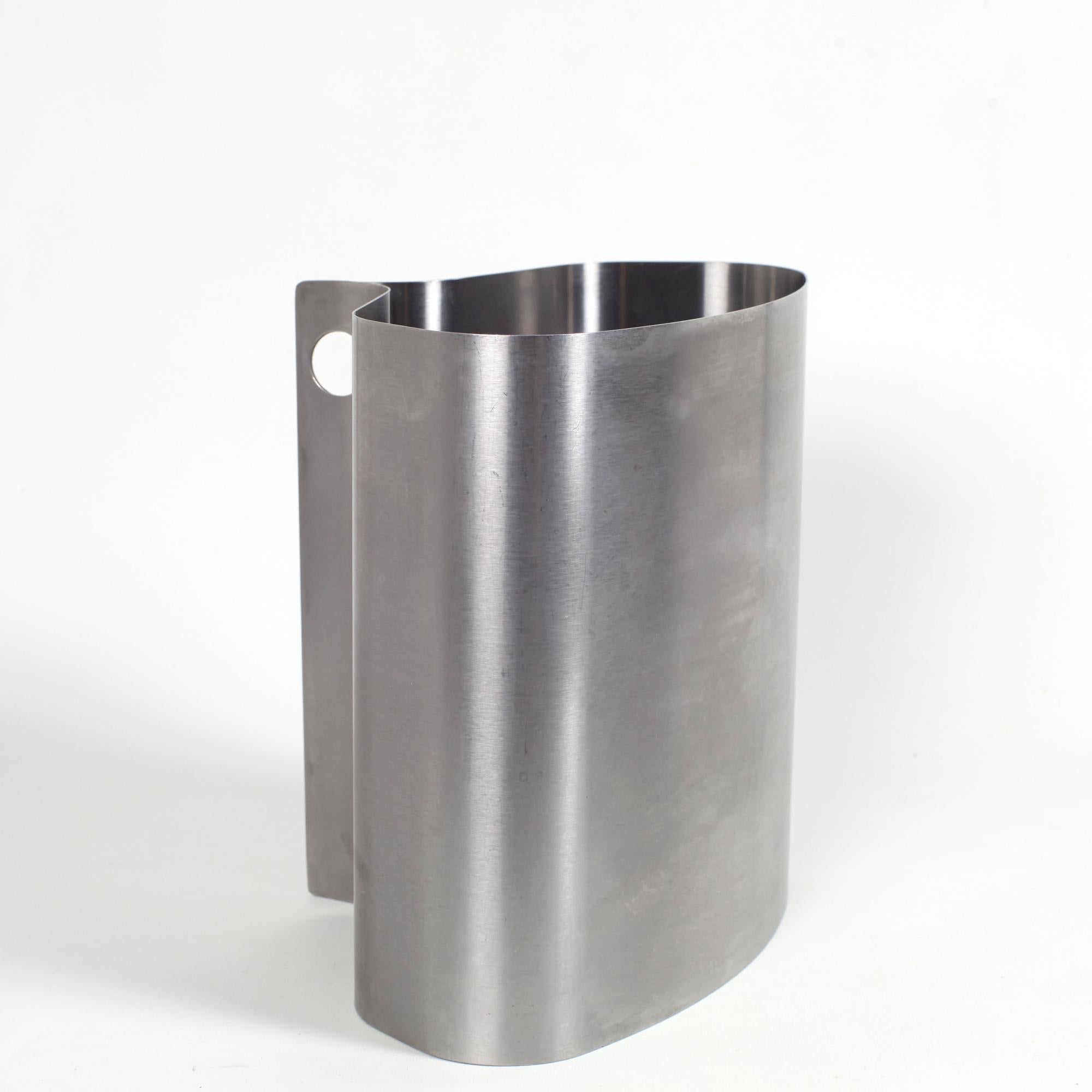 Rare Xavier FEAL paper bin for Inox Industrie France 1970.
Brushed stainless steel trash can.
Wooden bottom.
Inox Industrie manufactured and commercialized Xavier Feal's creations only from 1969 to 1974
Great designers of the time used stainless
