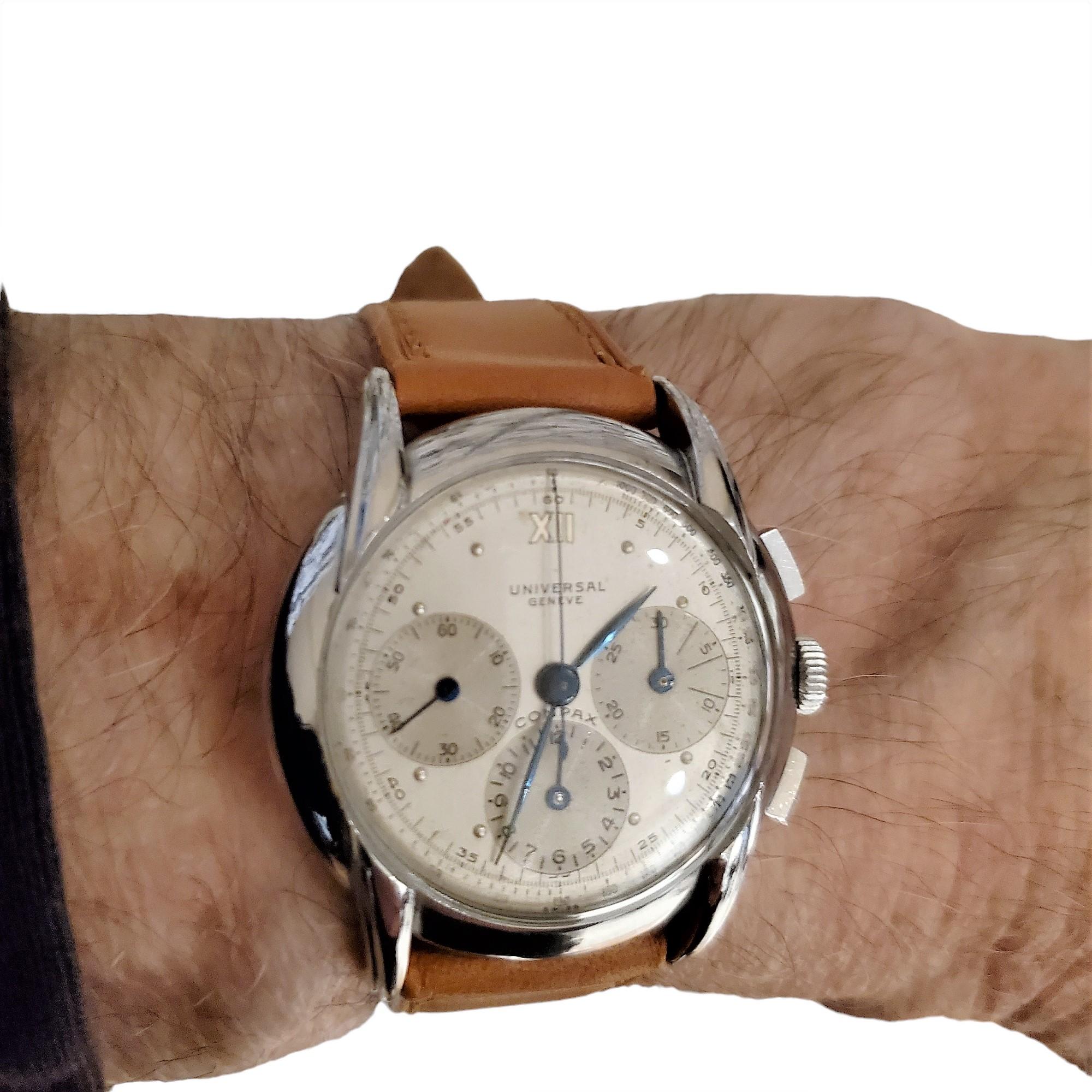 Universal Geneve Compax Chronograph Ref. # 22270;  aus rostfreiem Stahl.  Die Uhr misst 36 mm mit großen, geriffelten, umgedrehten Bandanstößen, einem silbernen, zweifarbigen Zifferblatt mit einer 12-Stunden-Anzeige, einer 30-Minuten-Anzeige und